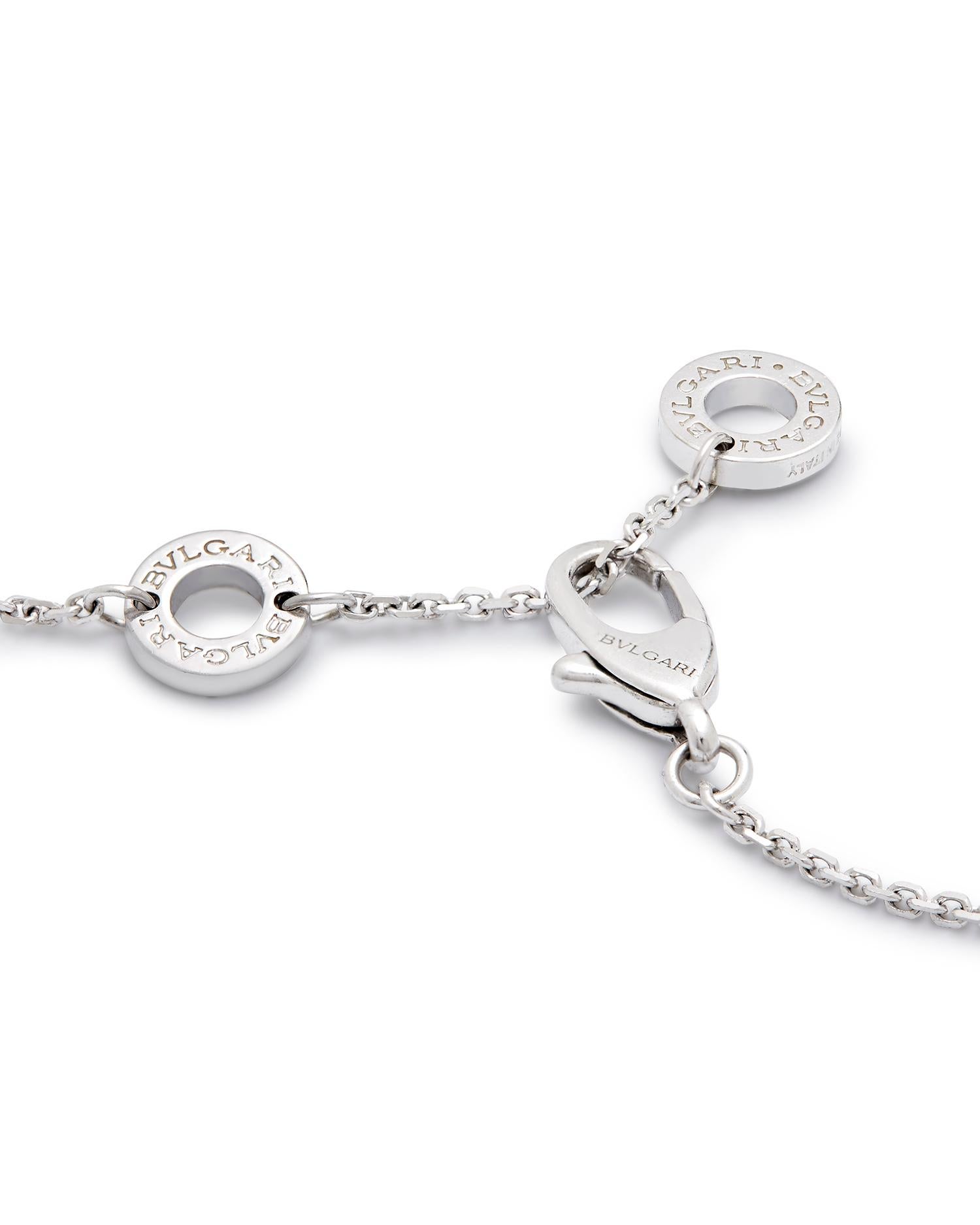 Ciondolo Bulgari Diamond Dream Diva.

Ispirato all'eleganza femminile e al fascino della città dell'Eleganza, è un must have per ogni Diva glamour!!! 

In oro bianco 18 carati, il pendente a forma di ventaglio è incastonato con 25 diamanti rotondi