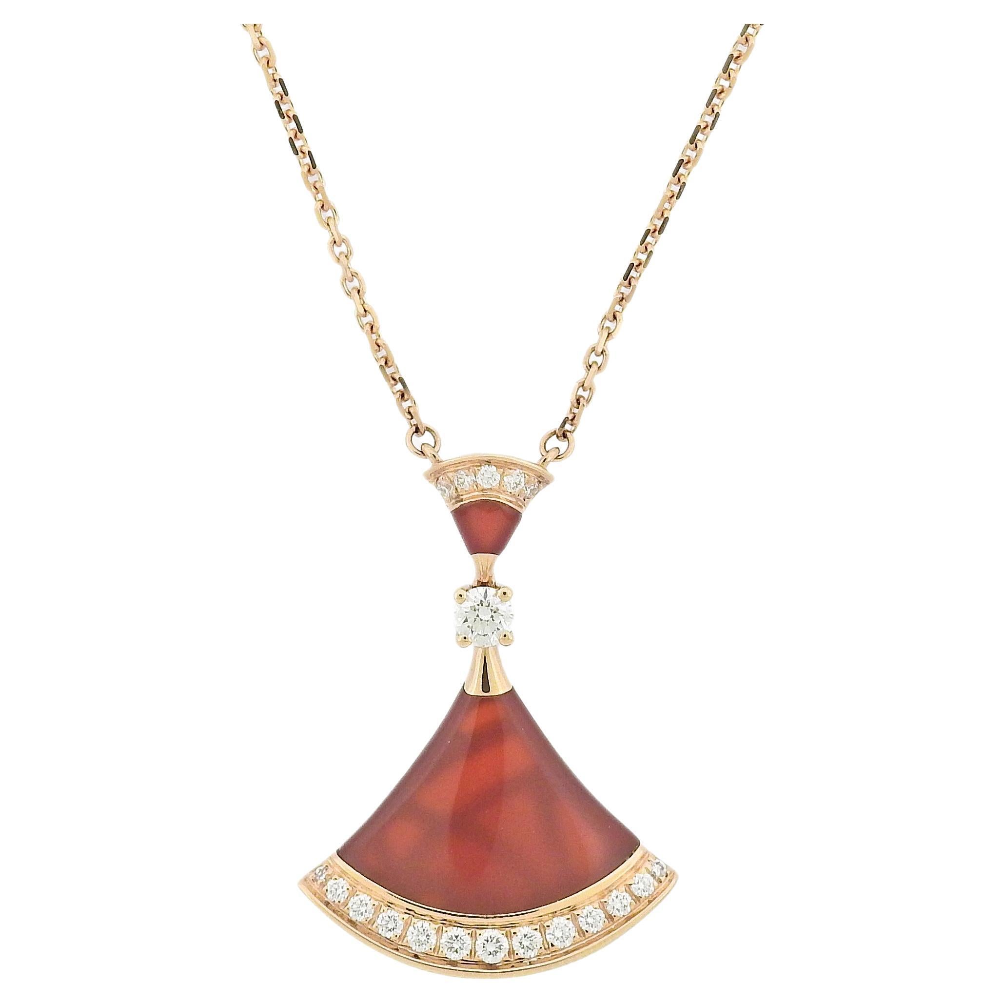 Bulgari Diva
s Dream Collana con ciondolo in oro rosa e diamanti e corniola in vendita