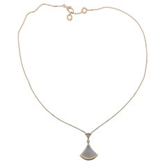 Bulgari Collier pendentif Diva's Dream en or rose avec diamants et nacre