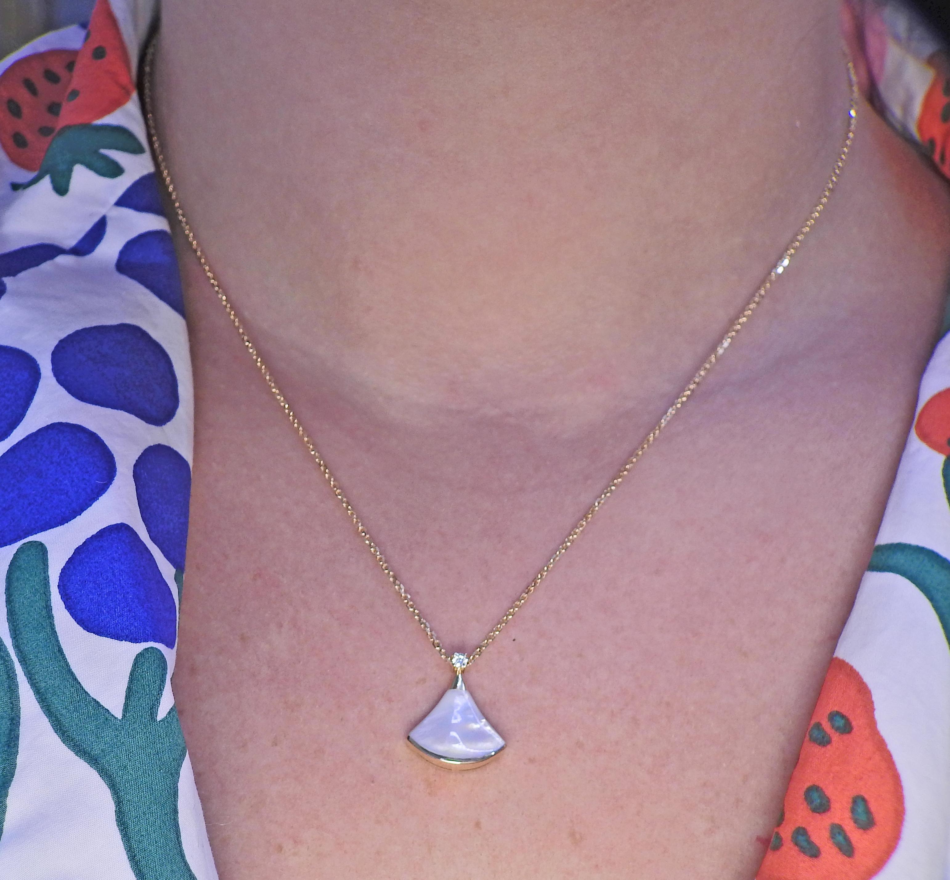 Round Cut Bulgari Diva's Dream Diamond Mother of Pearl Yellow Gold Pendant Necklace For Sale