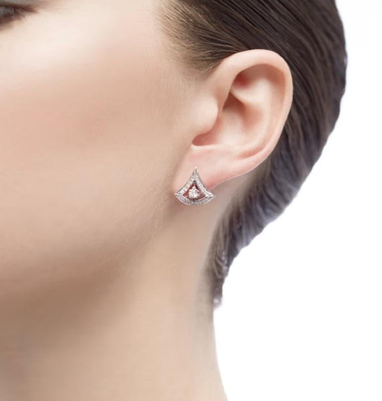 A BVLGARI Diva's Dream pair of earrings in white gold 18k and diamonds.
Condition: excellent.
Dimensions : 1.4 x 1.3 cm.
Diamond weight : approx. 0.50 carat.
Total weight : 4.88 gr.
Bvlgari hallmarks.
Signed Bvlgari and numbered.
Sold with their