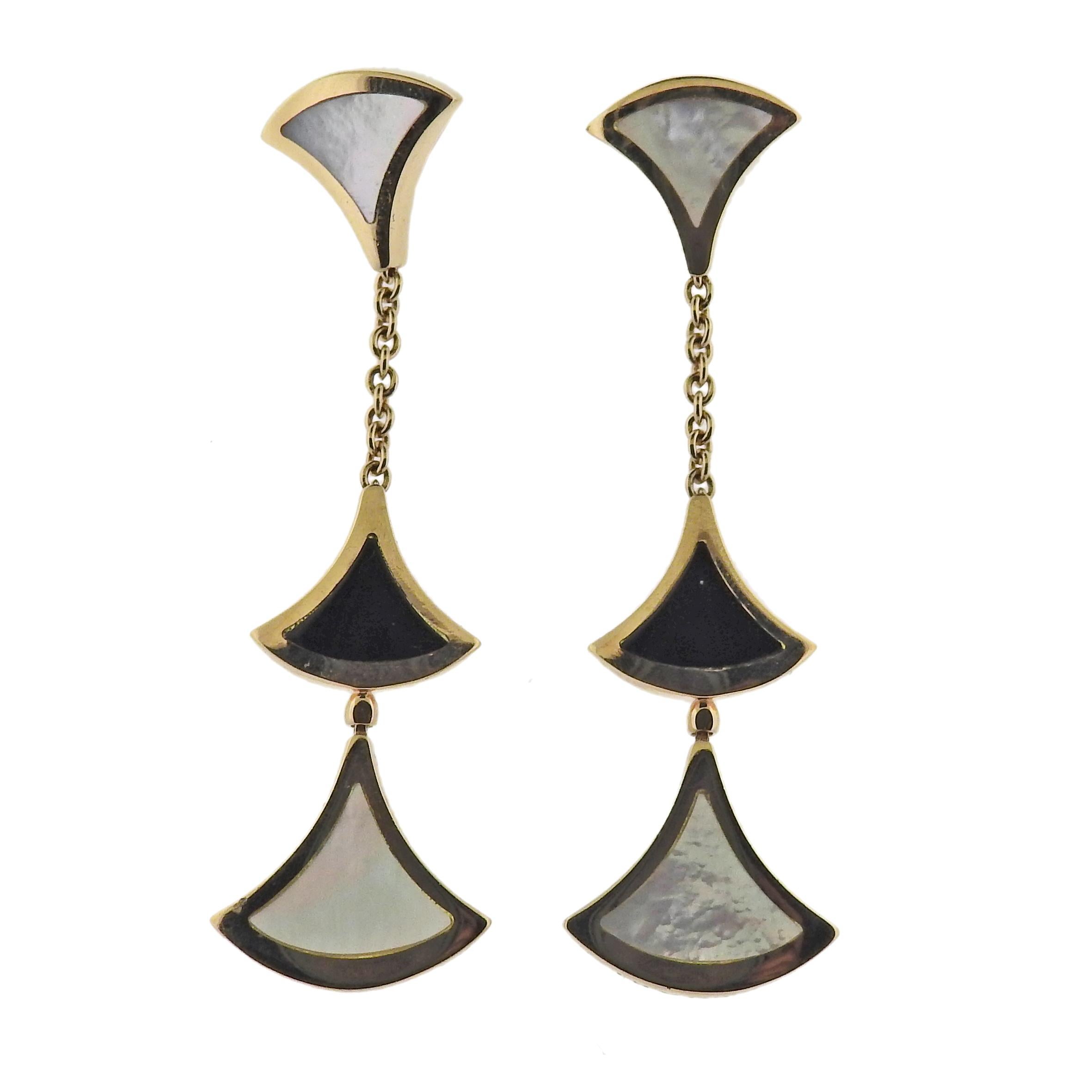 Diva's Dream Ohrringe aus 18 Karat Roségold mit Onyx und Perlmutt. Die Ohrringe messen 52 mm x 15 mm. Gezeichnet: Bvlgari, Made in Italy, Italienische Marken, 750, Seriennummer. Das Gewicht beträgt 14 Gramm. Einzelhandel $4380. Wird mit COA und Box