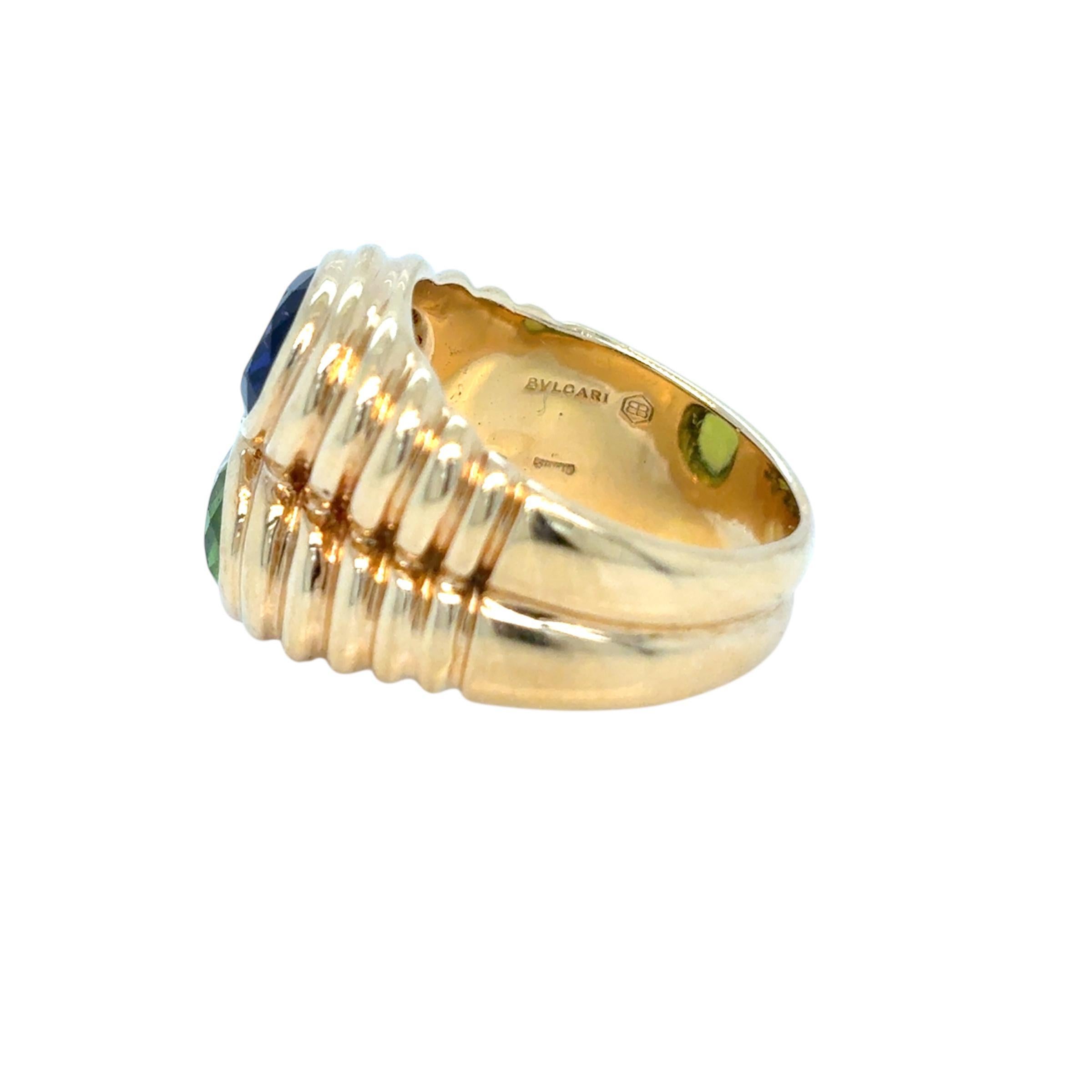 Bulgari Doppio Baccellato Goldring mit blauem Iolith und Peridot (Ovalschliff) im Angebot
