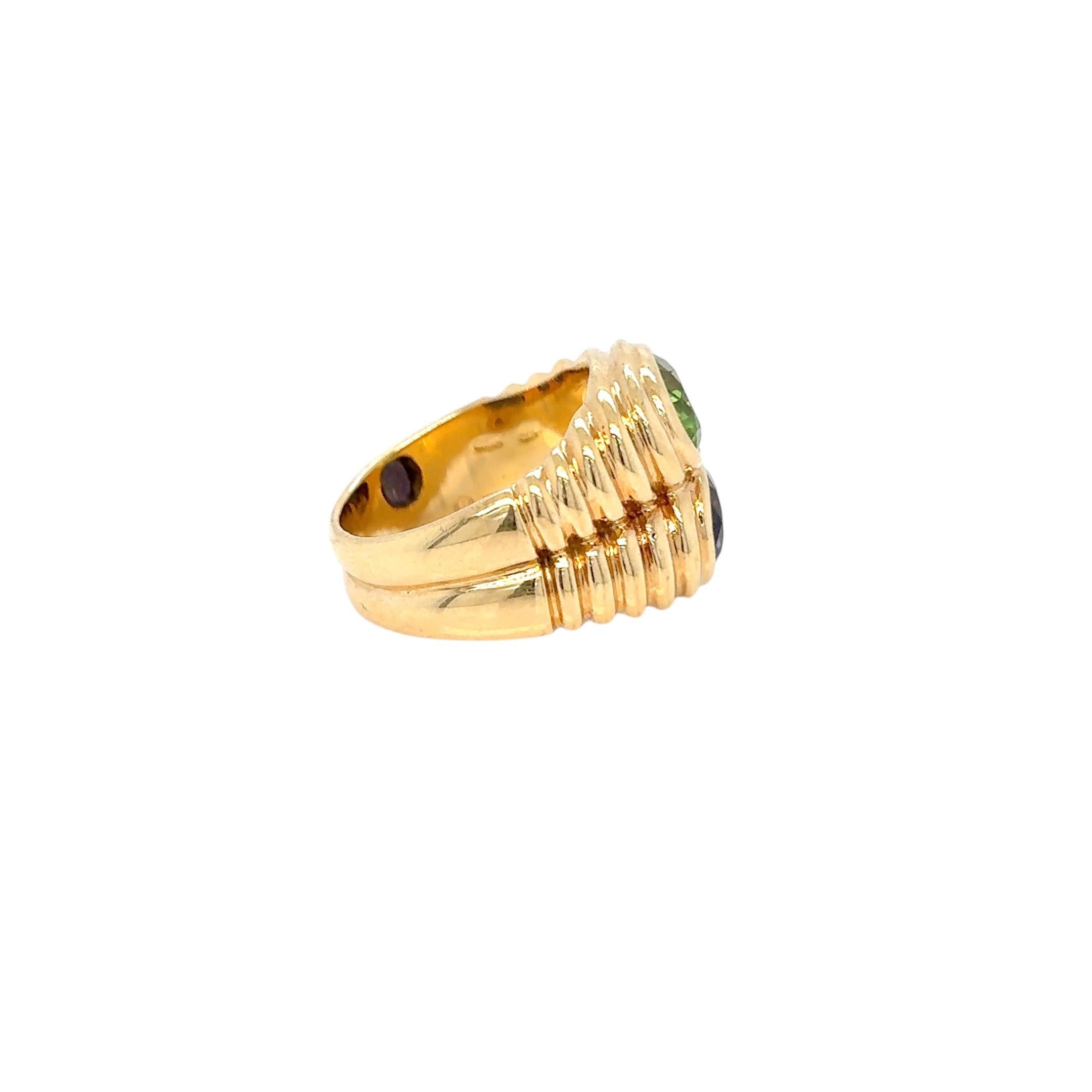 Bulgari Doppio Baccellato Goldring mit blauem Iolith und Peridot im Zustand „Hervorragend“ im Angebot in Napoli, NA