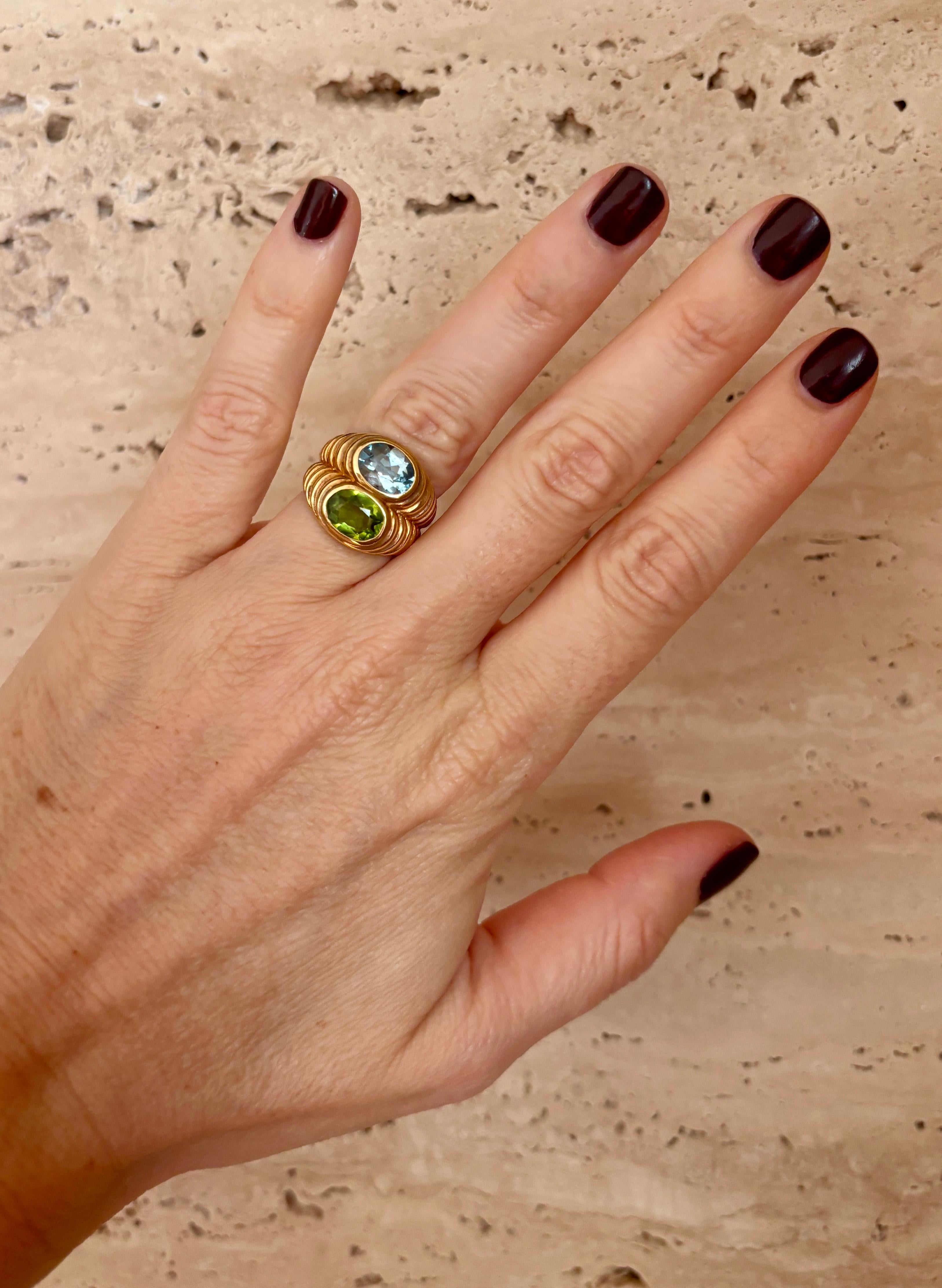 Anello Bulgari Doppio Baccellato - Anello Elegance in oro giallo 18 carati con Topazio Blu e Peridoto naturali in eleganti tagli ovali. Circa 1980.

- Dimensioni: 6 (ridimensionabili su richiesta)

- Peso totale: 11,3 g

- Marchi: marchio del