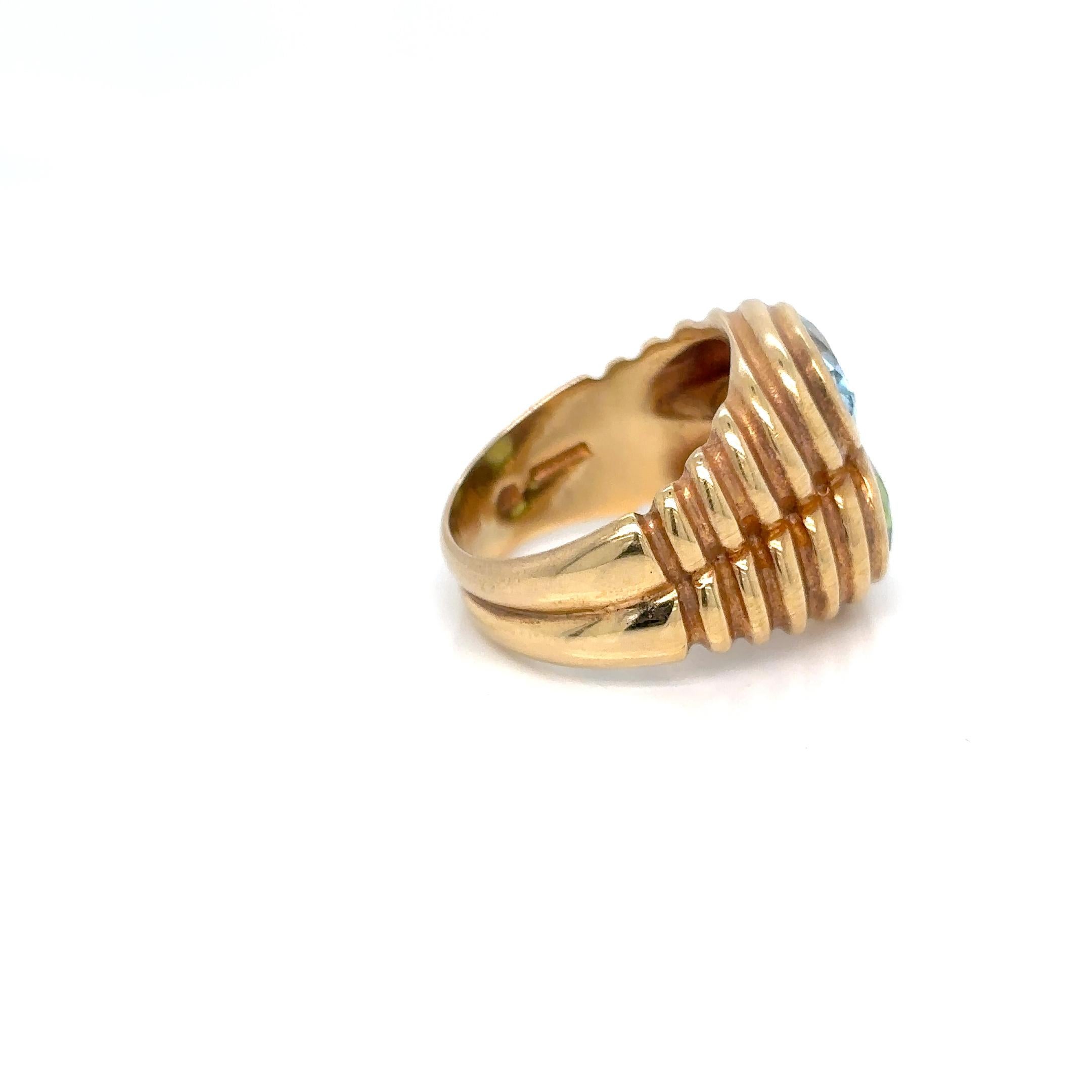 Taglio ovale Anello Bulgari Doppio Baccellato in oro giallo 18k con topazio blu e peridoto in vendita