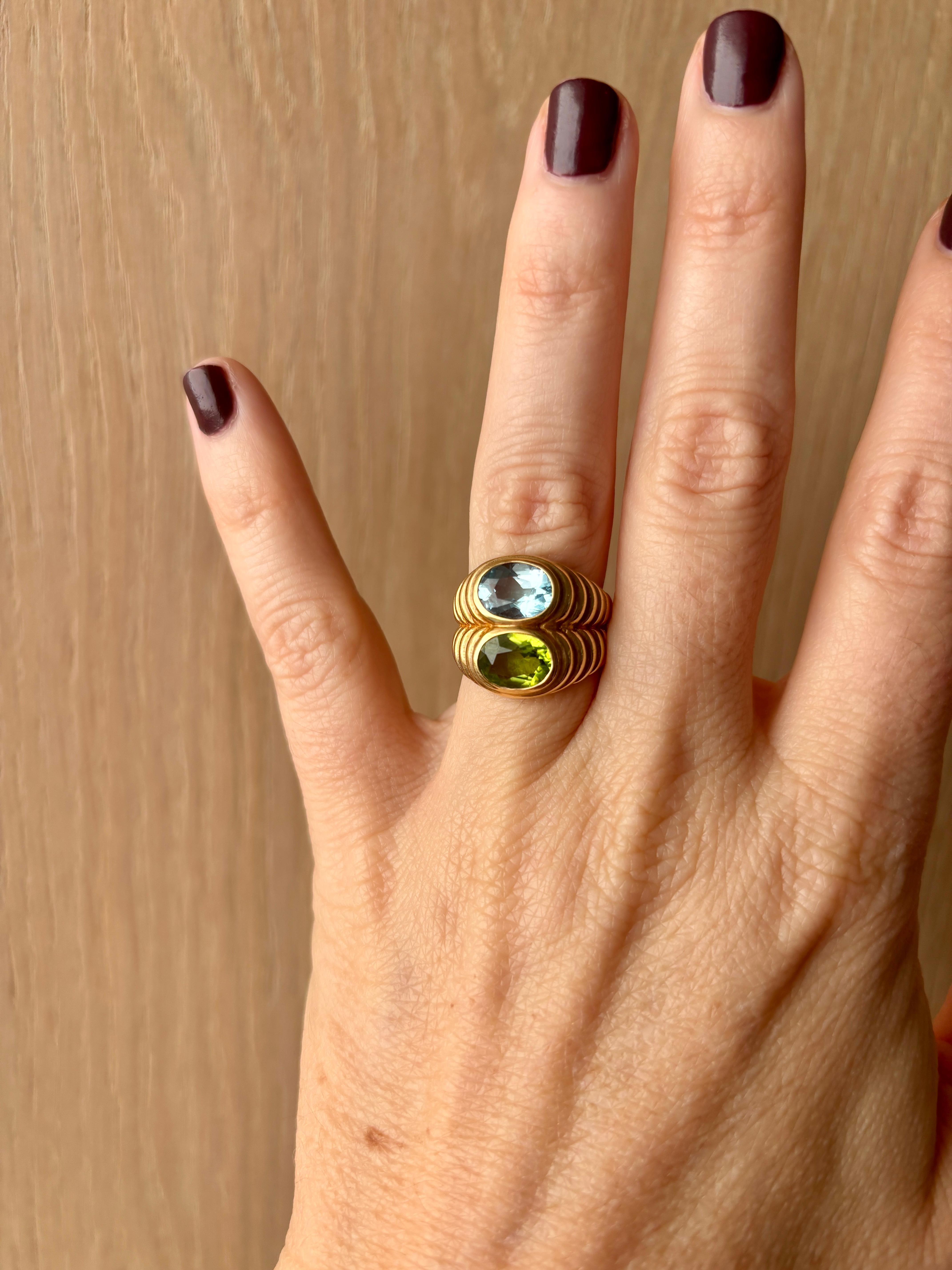 Anello Bulgari Doppio Baccellato in oro giallo 18k con topazio blu e peridoto In condizioni ottime in vendita a Napoli, NA
