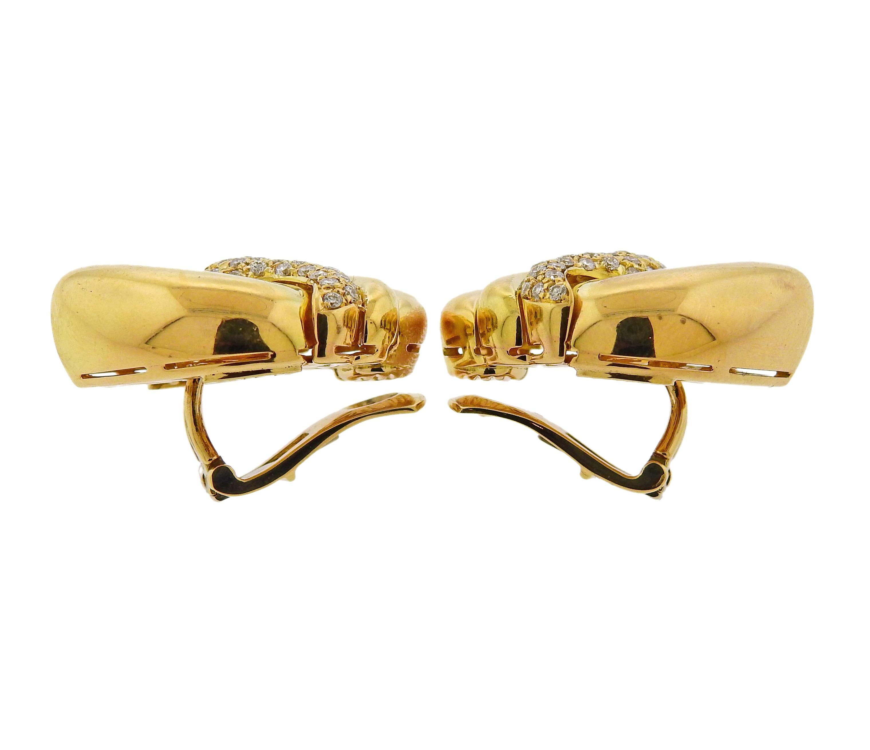 Paar Doppio Cuore-Ohrringe aus 18 Karat Gelbgold von Bulgari, verziert mit ca. 0,80 ct. an Diamanten. Die Ohrringe sind 28 mm x 25 mm groß.  Markiert Bvlgari, 750, BA 4425. Wiegt 39,3 Gramm.

SKU#E-00795