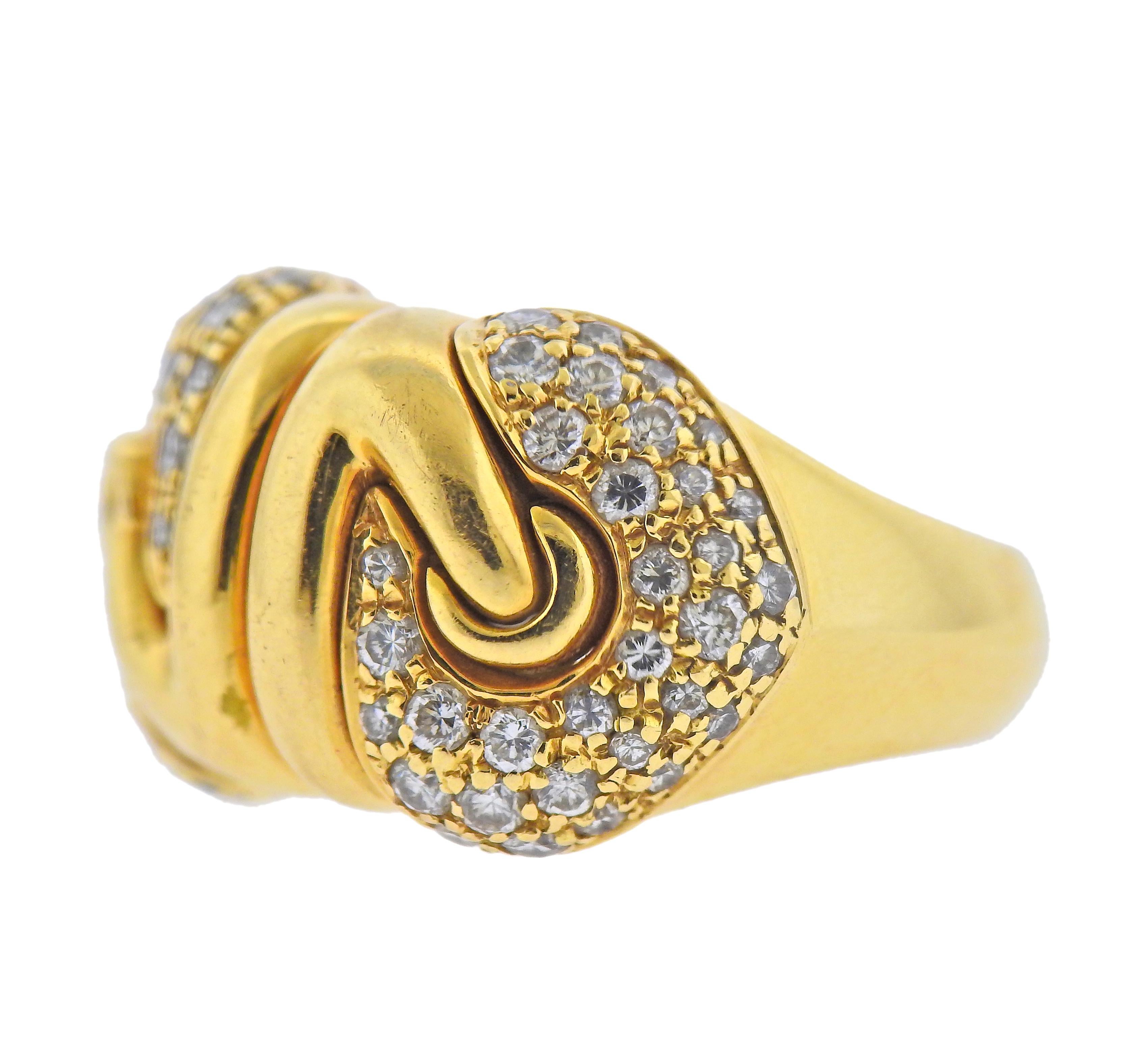 Bague Doppio Cuore en or jaune 18 carats de Bvlgari, avec environ 0,60ctw en diamants. Taille de l'anneau - 7,25, le haut de l'anneau fait 16 mm de large. Marqué : Bvlgari, 750, marque italienne. Poids - 17 grammes. 