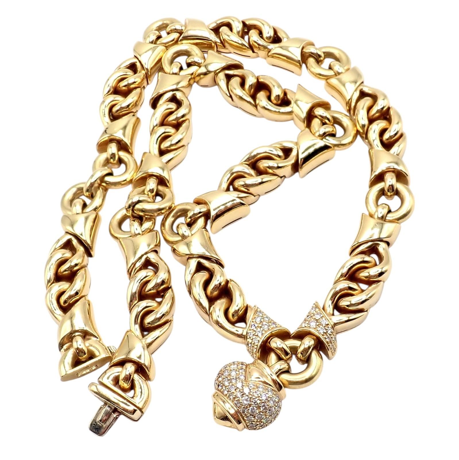 Collier à maillons en or jaune 18 carats et diamants de Bulgari. 
Rare et luxueux, ce collier Bvlgari Doppio Cuore Heart est réalisé en or jaune 18 carats et présente un design de maillons audacieux et complexes. 
La pièce centrale en forme de