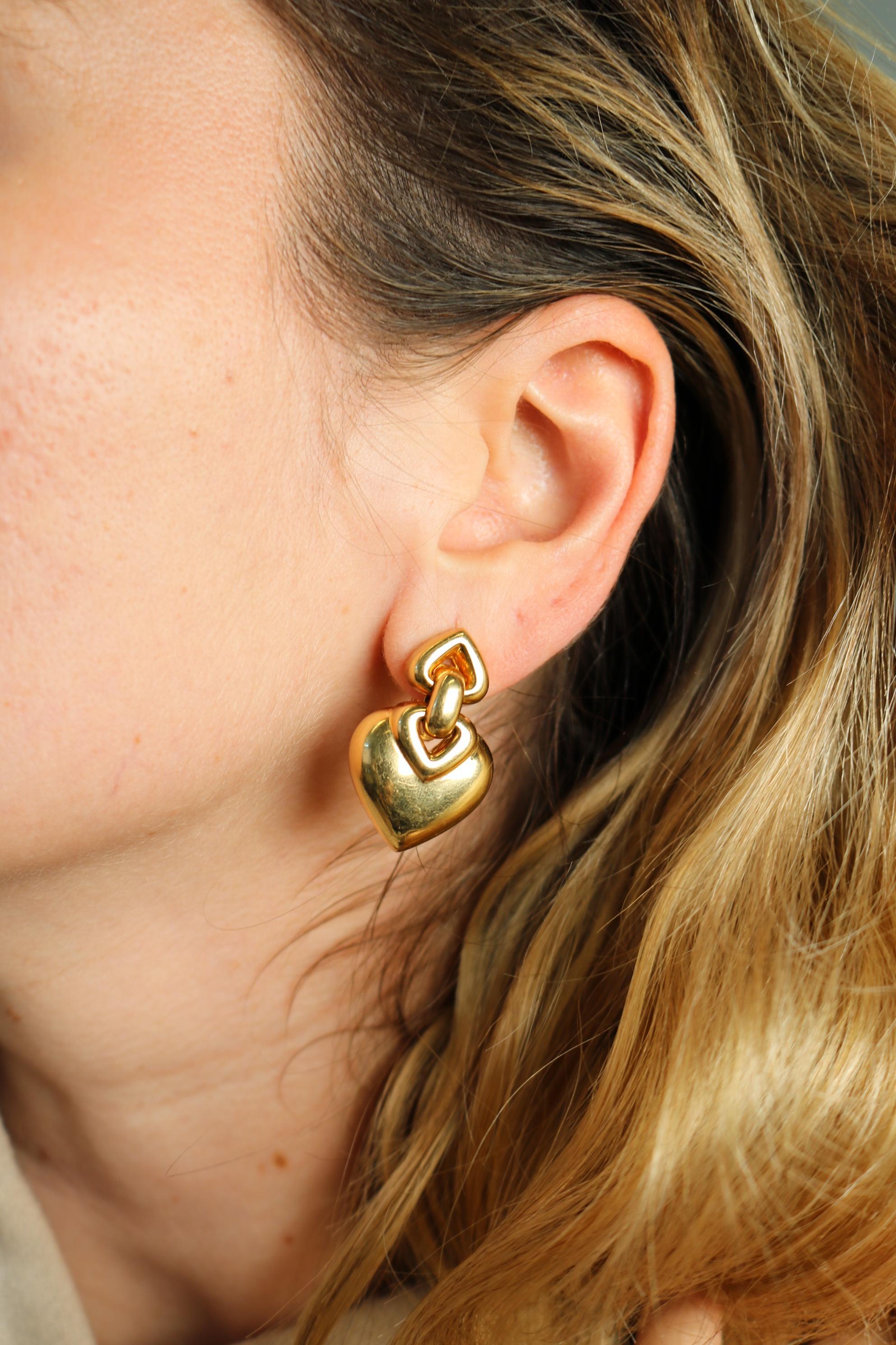 Orecchini Bulgari Doppio Cuore in oro giallo 18 carati con motivo a cuore

Questi orecchini Bulgari sono realizzati in oro giallo 18 carati e disegnati con forme di cuore intrecciate che si muovono liberamente mentre penzolano. Il motivo audace e