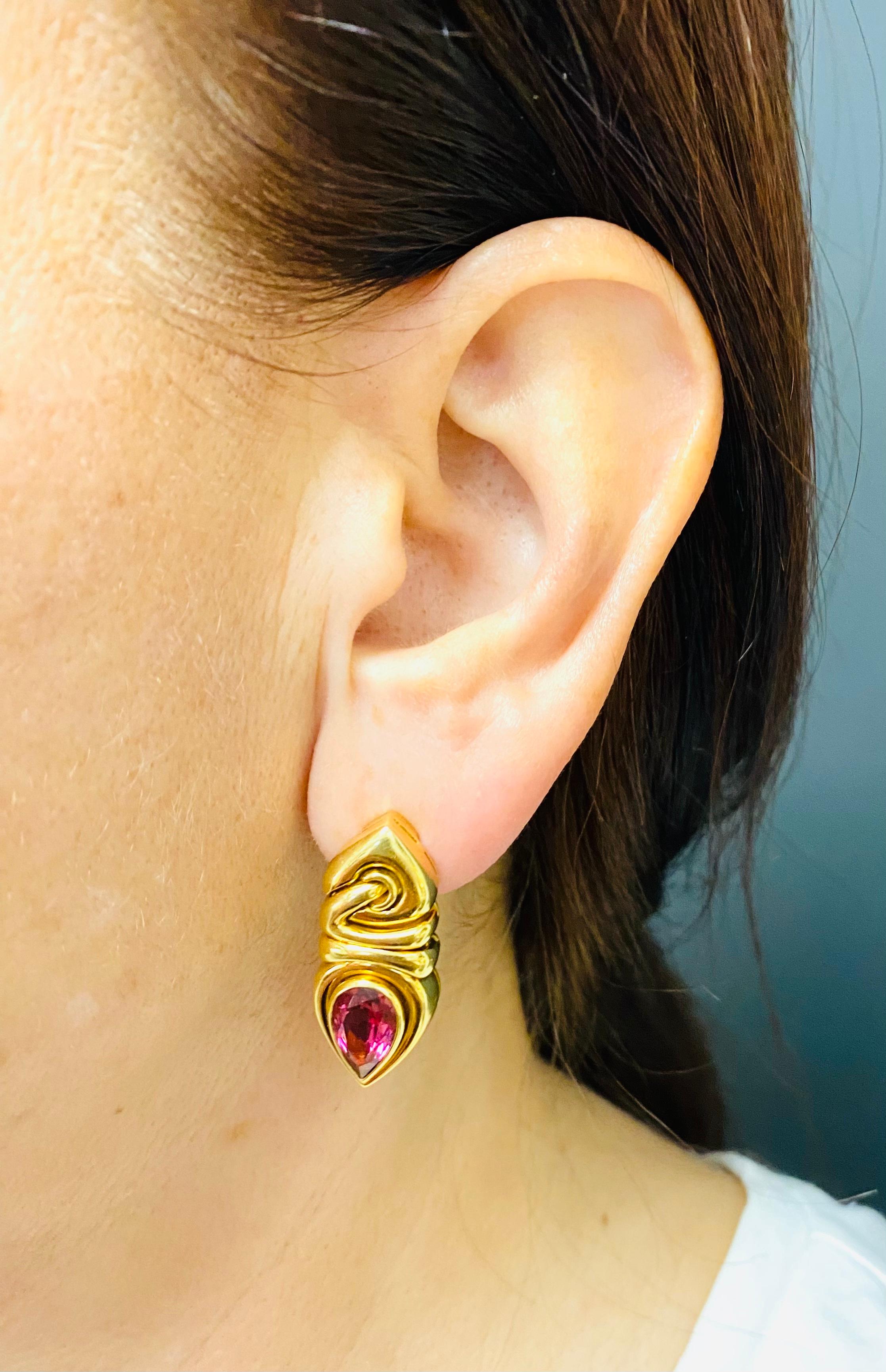 Designer: Bulgari
Materials: 18 karat Yellow Gold
Weight: 27.7 grams
Gemstone: Pink tourmaline 
Measurement: 1 1/4