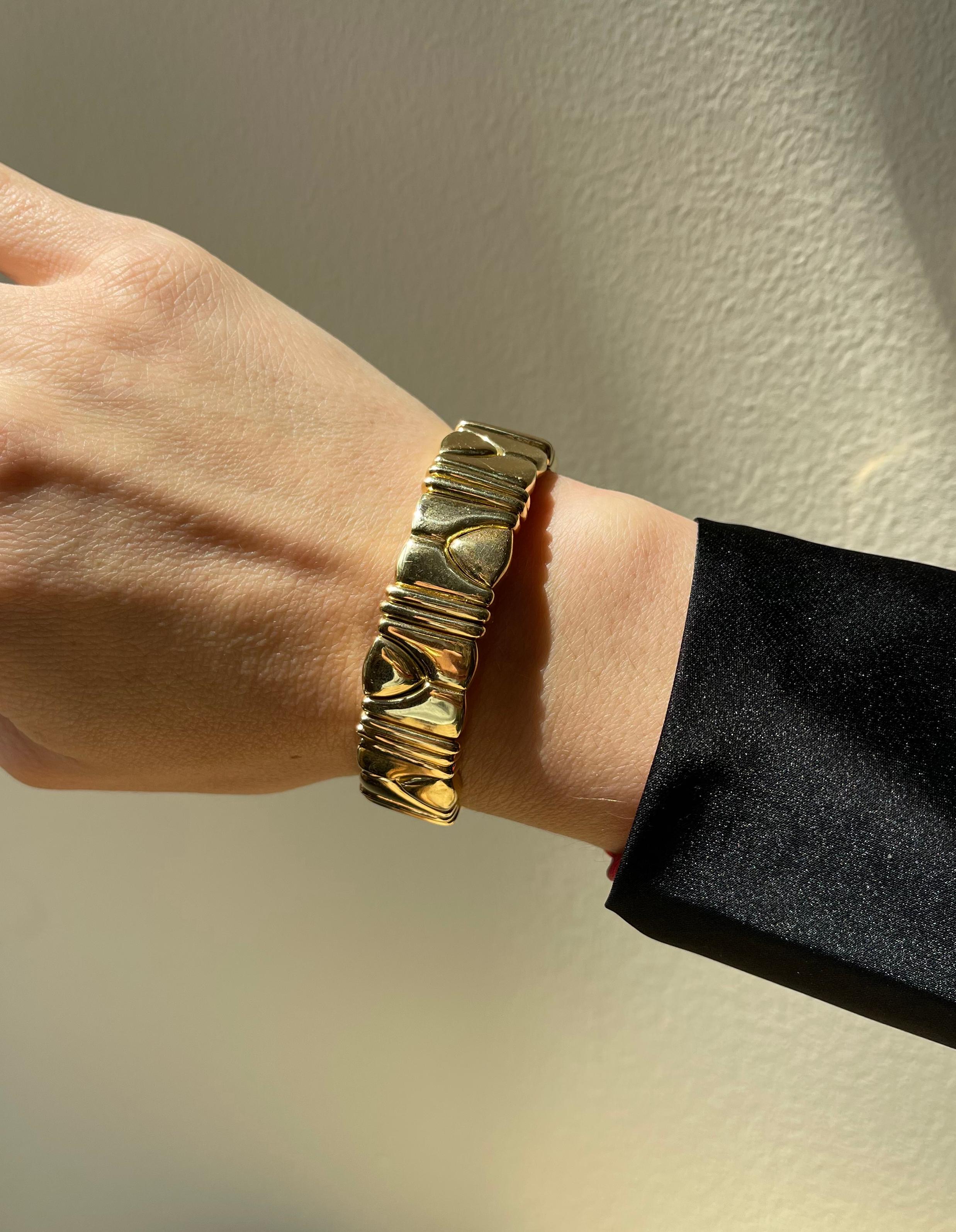 Classic Doppio Cuore 18k gold bracelet by Bvlgari, featuring timeless design. Bracelet will fit an average 7