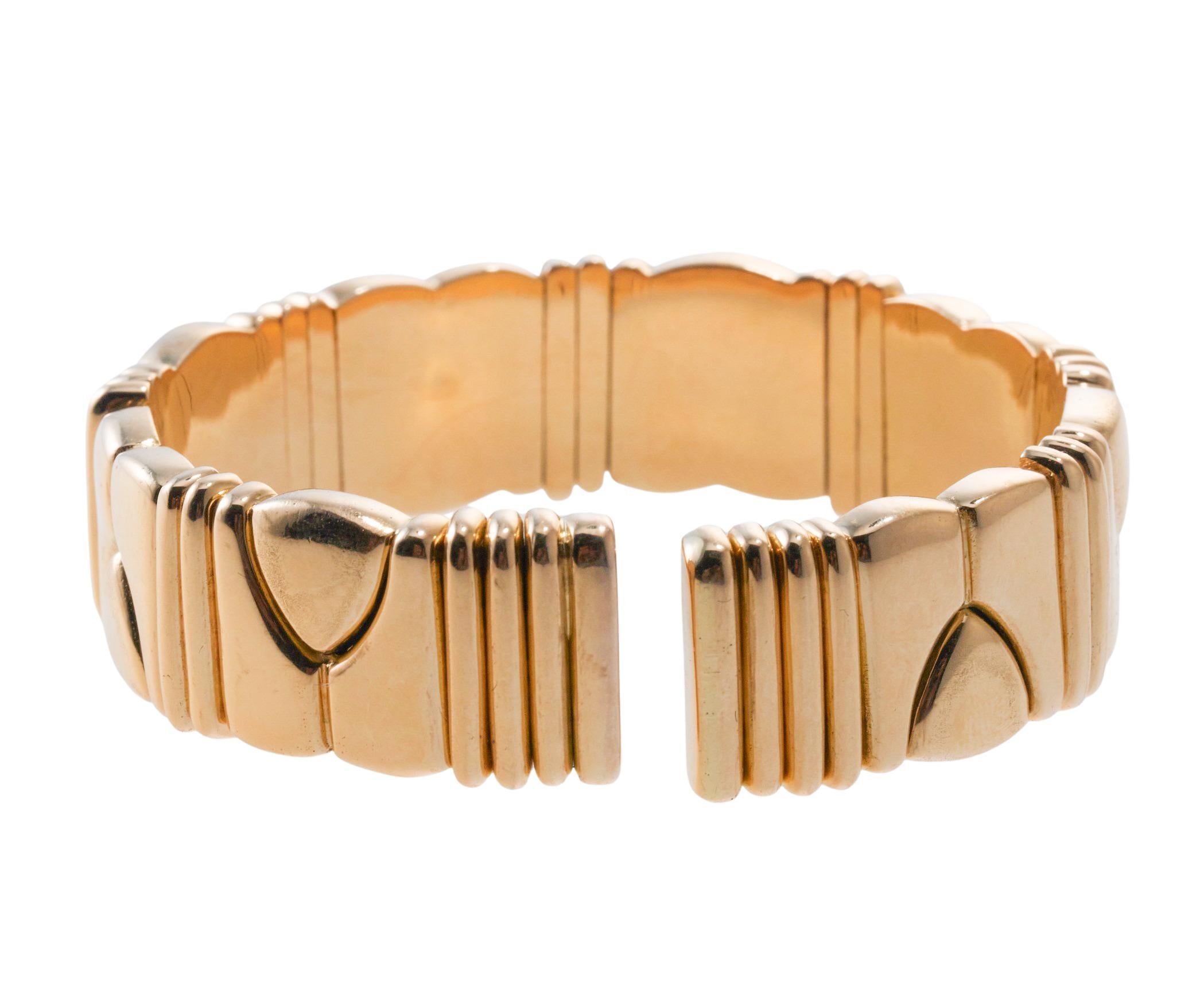 Bracelet manchette Bulgari Doppio Cuore en or jaune Pour femmes en vente