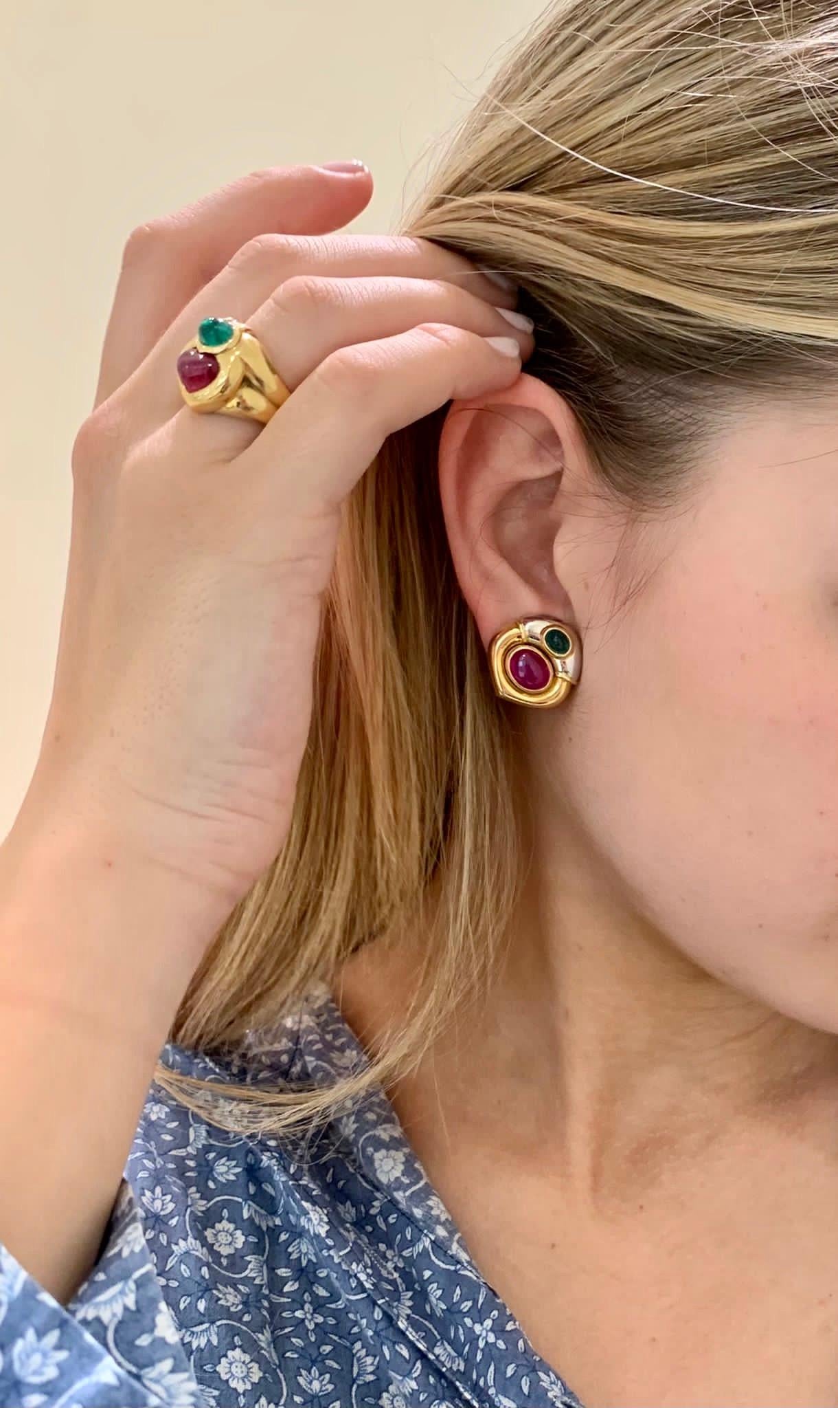 Juego de Pendientes y Anillo de Oro Bulgari con Rubí, Esmeralda y Diamantes en Excelente estado para la venta en Monaco, MC
