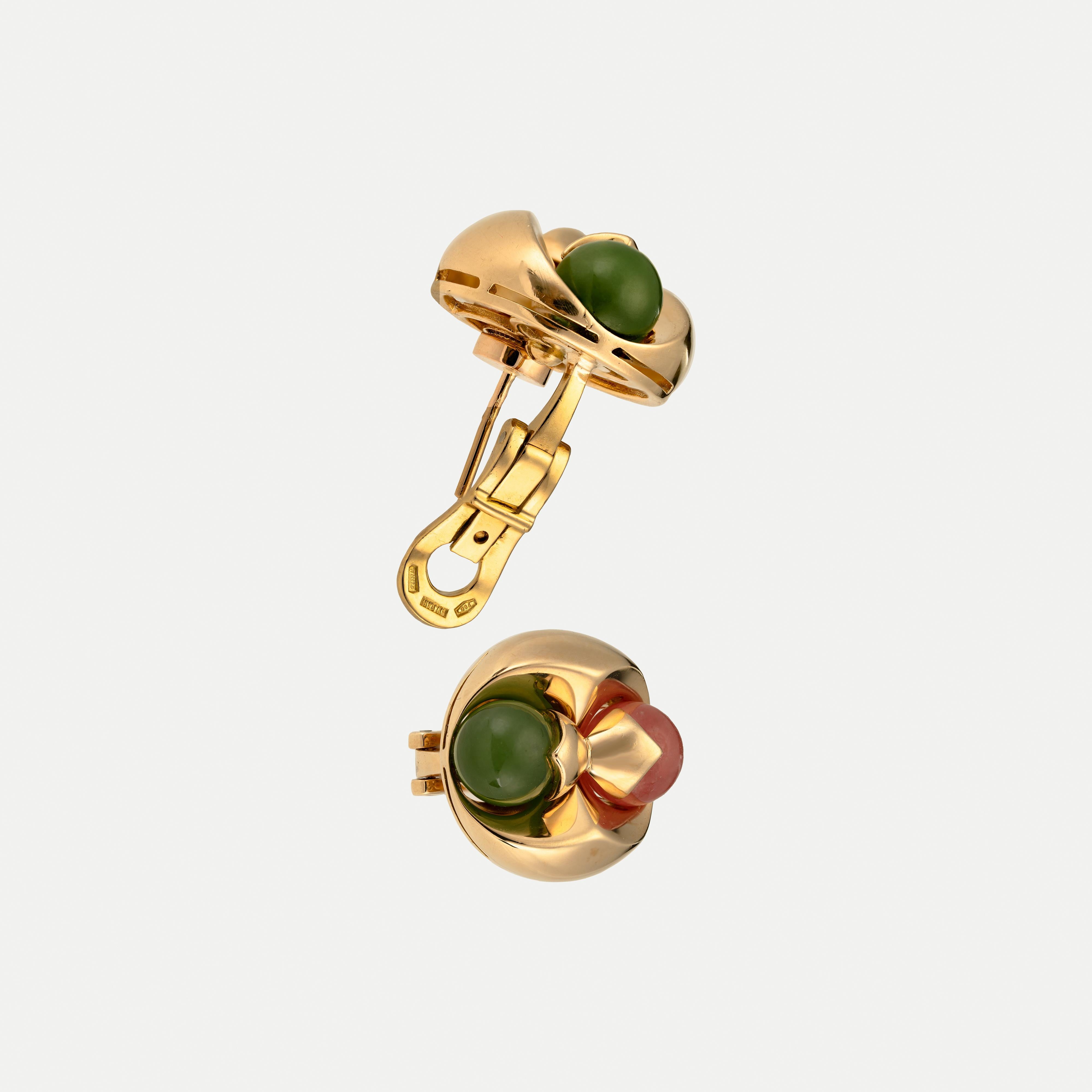 18kt - 750% yellow gold Bulgari earrings with a rounded design. The sophisticated style is enhanced by a green Chrysoprase and a reddish-pink Rhodochrosite, creating a harmonious and distinctive contrast. omega spring system with post. With the