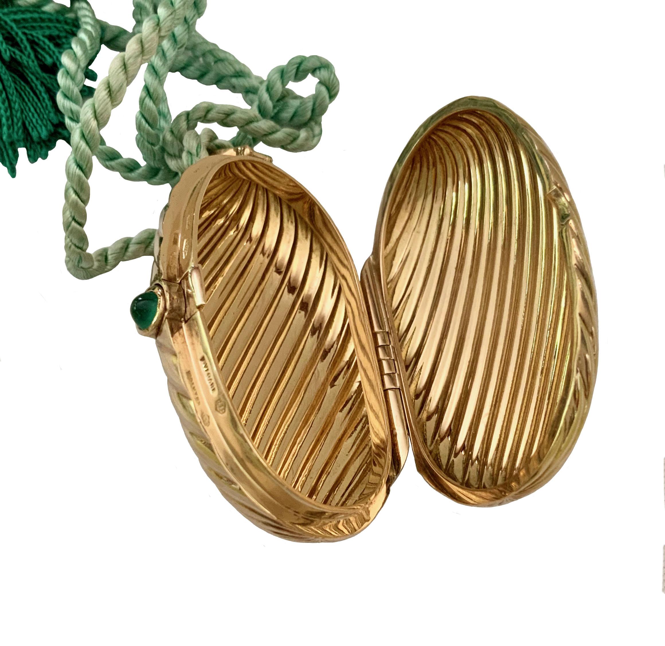 Bulgari Pill Box aus Smaragd und 18 Karat Gelbgold im Zustand „Gut“ im Angebot in Geneva, CH