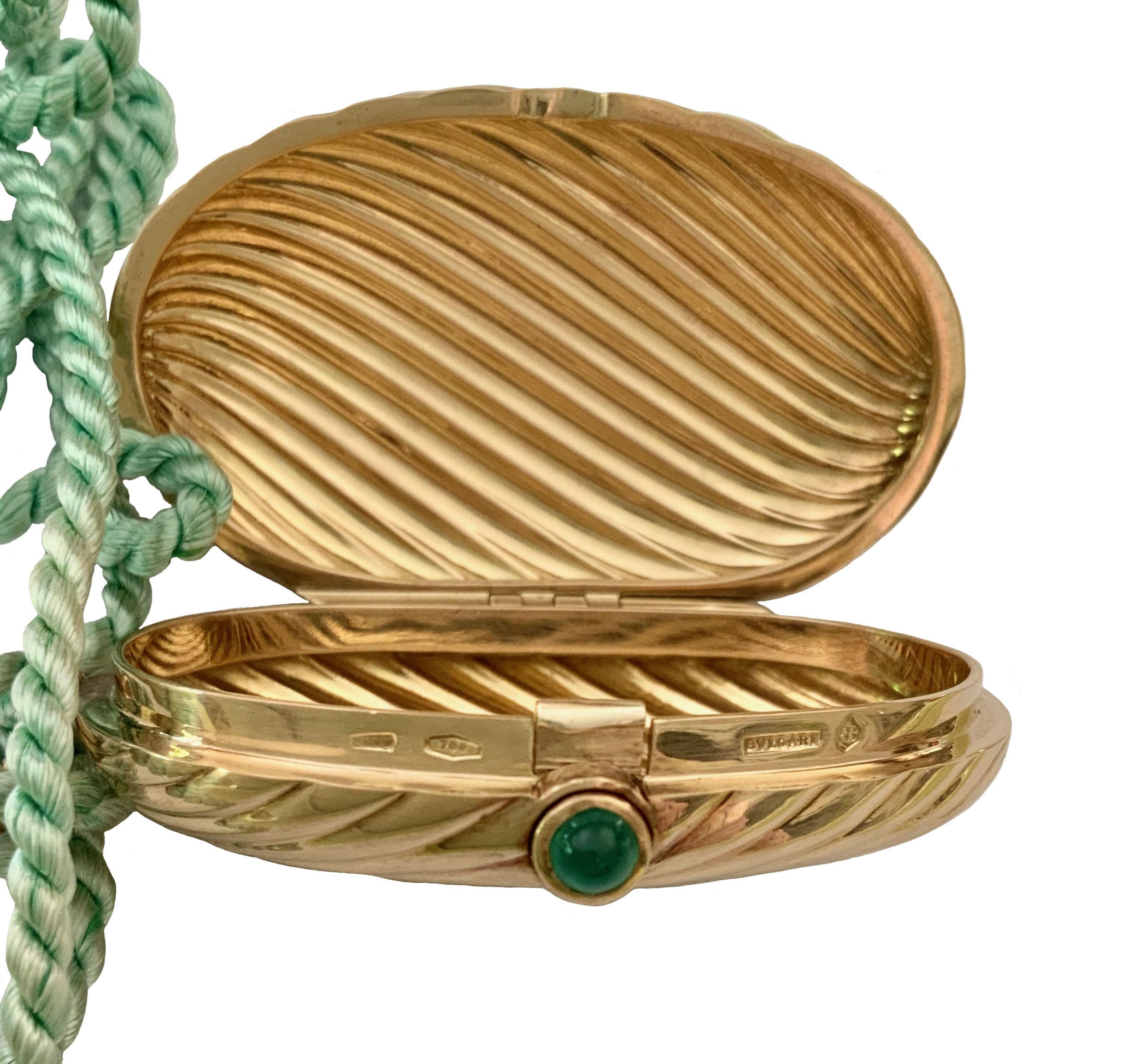 Bulgari Emerald and 18 Karat Yellow Gold Pill Box In Good Condition For Sale In Geneva, CH