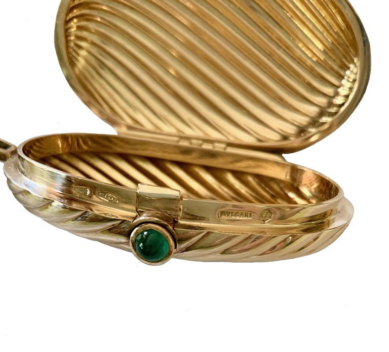 Bulgari Emerald and 18 Karat Yellow Gold Pill Box For Sale at 1stDibs