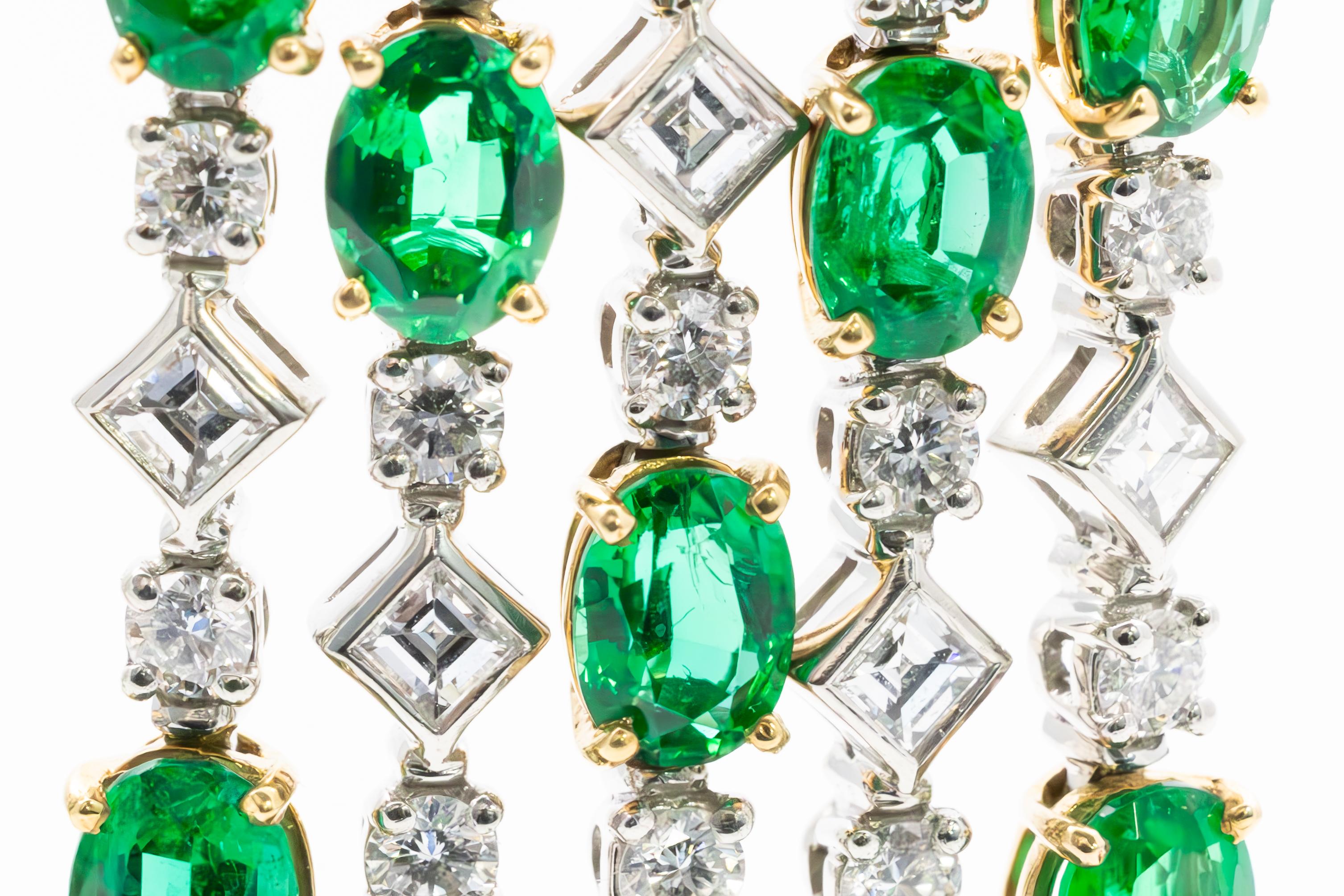 Una splendida creazione di Bvlgari, questi orecchini con smeraldo e diamanti emanano eleganza e raffinatezza.  Caratterizzato da una serie di vibranti smeraldi dal taglio ovale, il design a cascata è impreziosito da diamanti scintillanti di vari