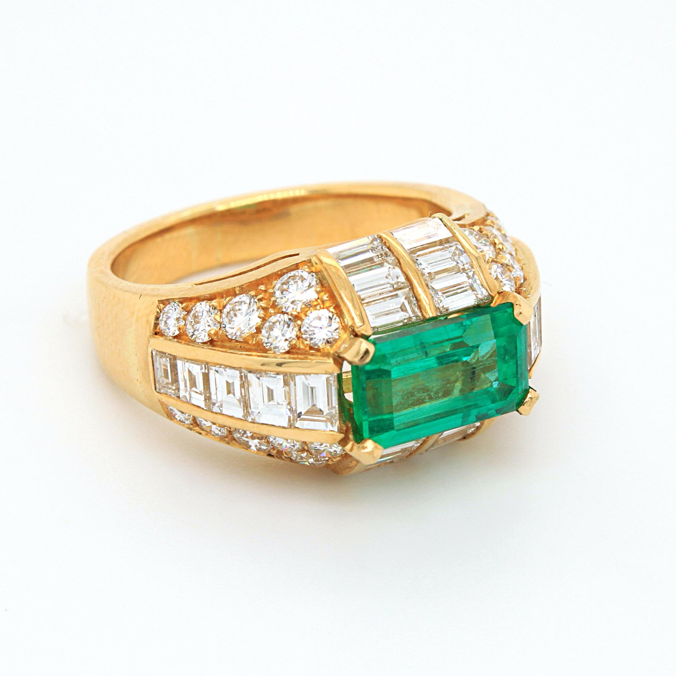 Bulgari Emerald and Diamond Trombino Ring, ca. 1970s For Sale 1