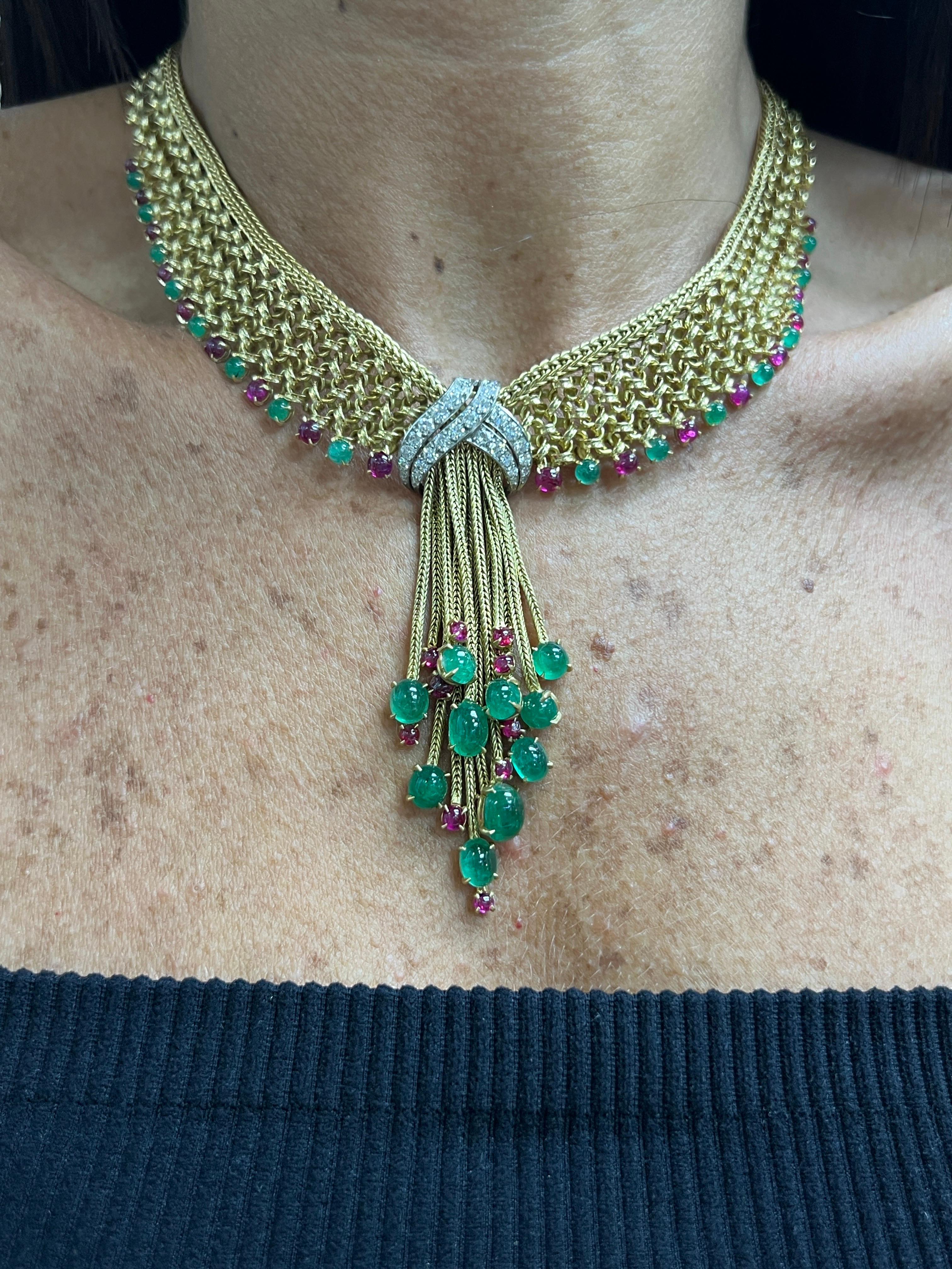Collar con borla de esmeralda y rubí Bvlgari

Collar de oro muy intrincado con rubíes y esmeraldas cabujón y elemento central de diamantes que suspende un cierre flexible de varias vueltas

Medidas: 14,75