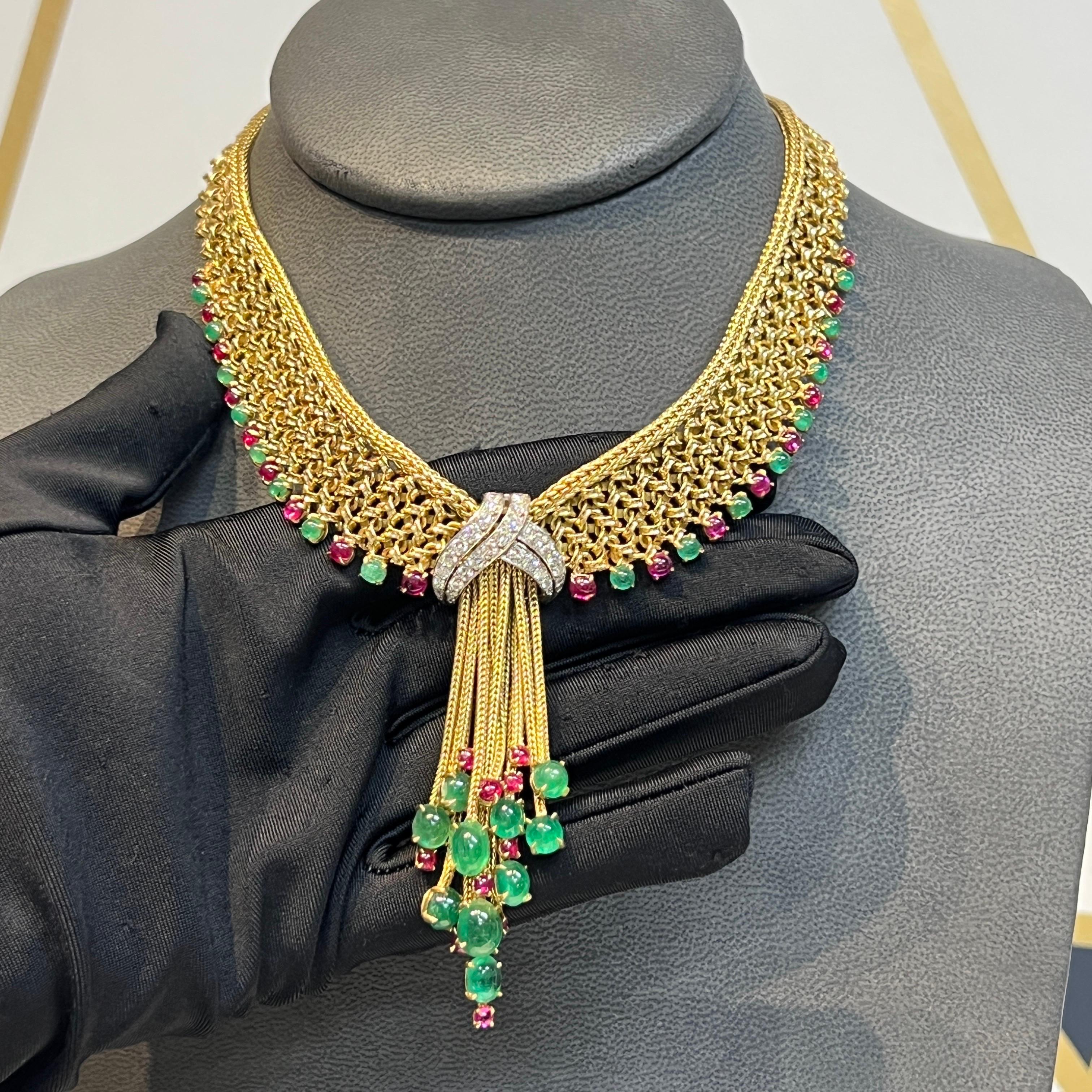 Collar Bulgari con borla de esmeralda y rubí Cabujón en venta
