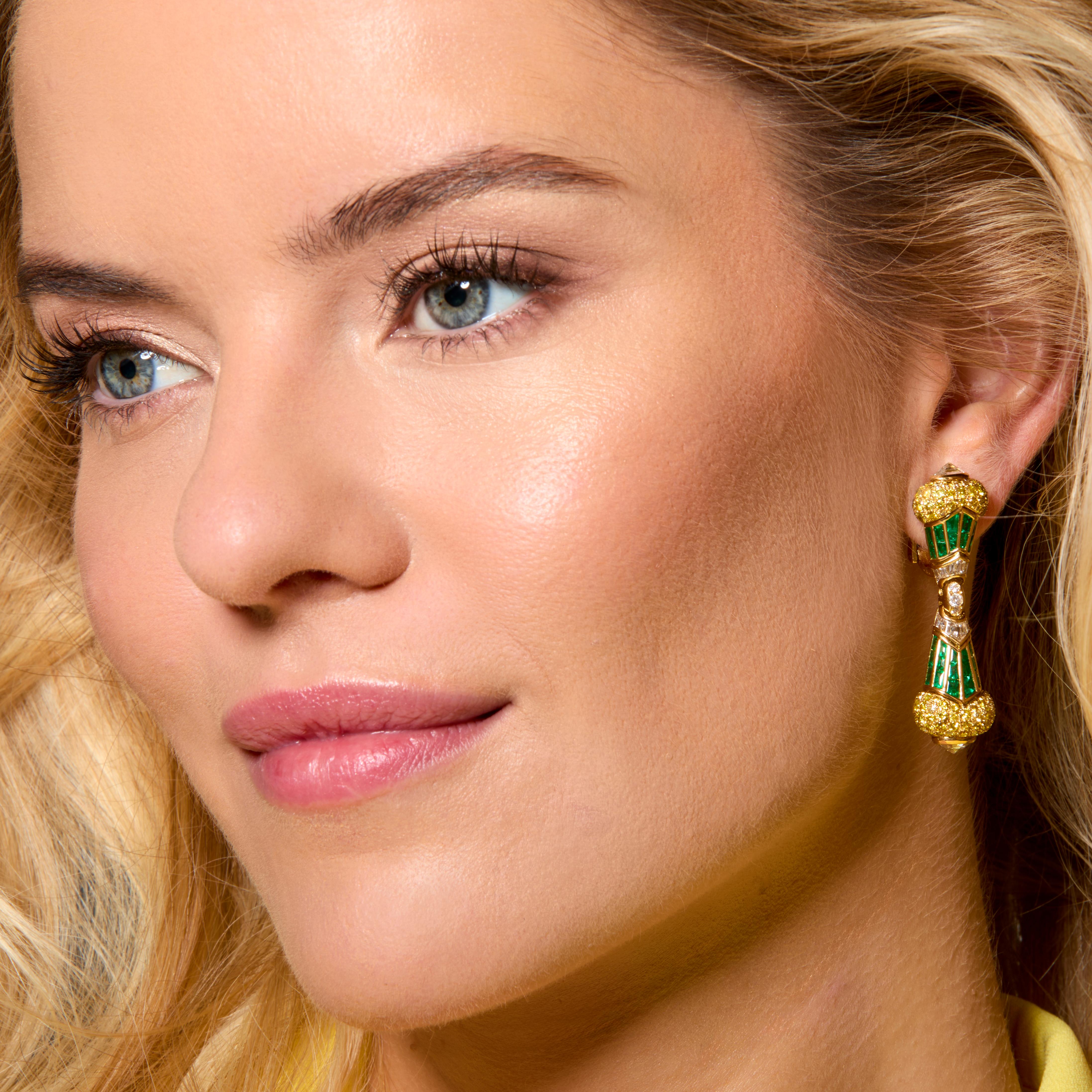 Rétro Clips d'oreille Bulgari en émeraude, diamant jaune et diamant, circa 1980 en vente