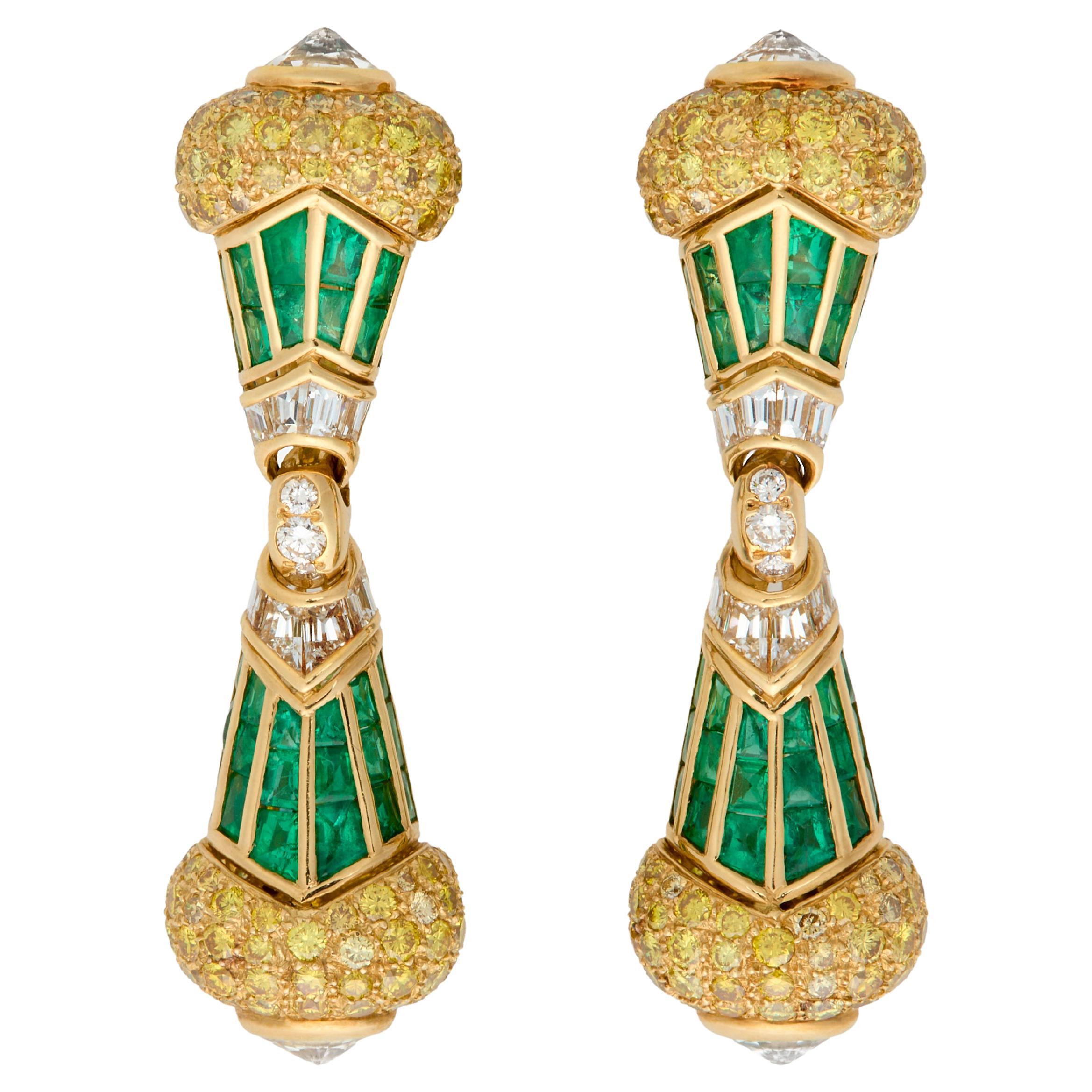 Clips d
oreille Bulgari en émeraude, diamant jaune et diamant, circa 1980