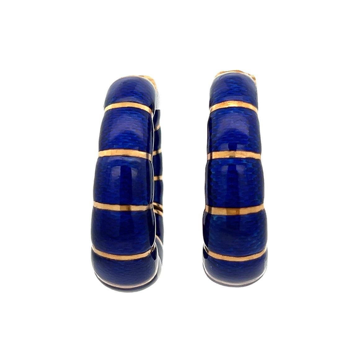 Bulgari Emaille-Reifen-Ohrringe 

Ein Paar Bvlgari-Ohrringe mit blauer Guilloche-Emaille im Wechsel mit goldenen Streifen. 

Unterzeichnet: Bvlgari 
Ungefähre Länge: 1,5