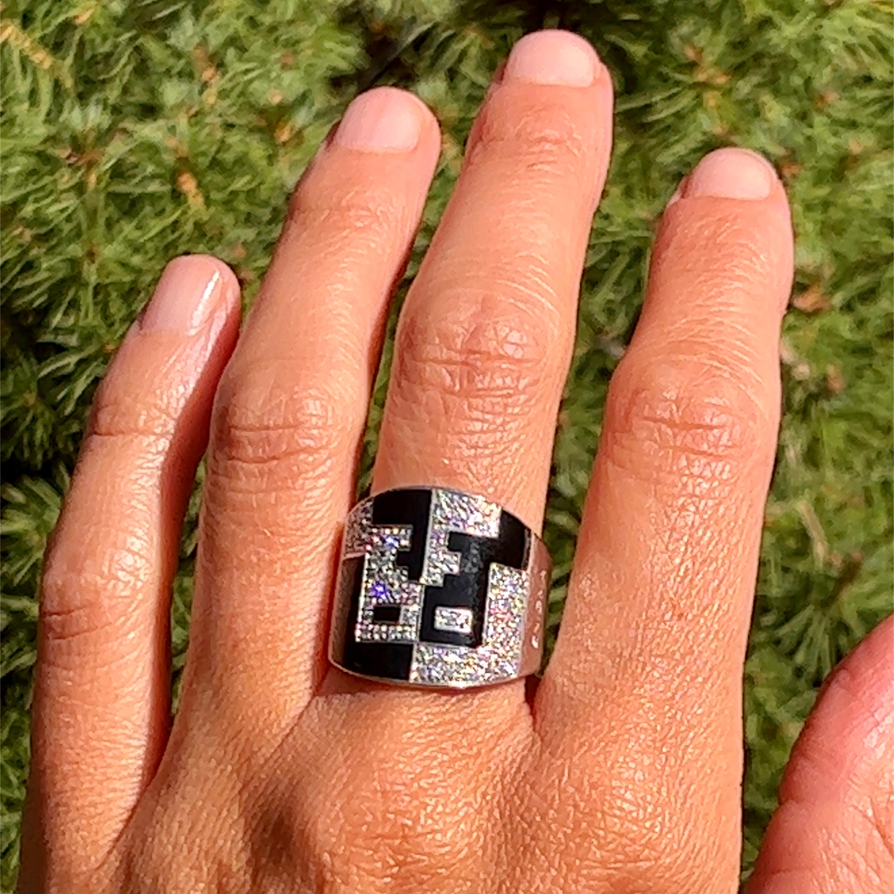 Bulgari Enigma Diamond and Enamel Ring in 18K Gold In Good Condition In Towson, MD