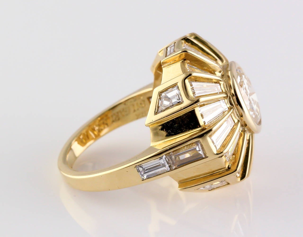 Bulgari Estate Diamond and 18 Karat Gold Cocktail Ring In Excellent Condition In New York, NY