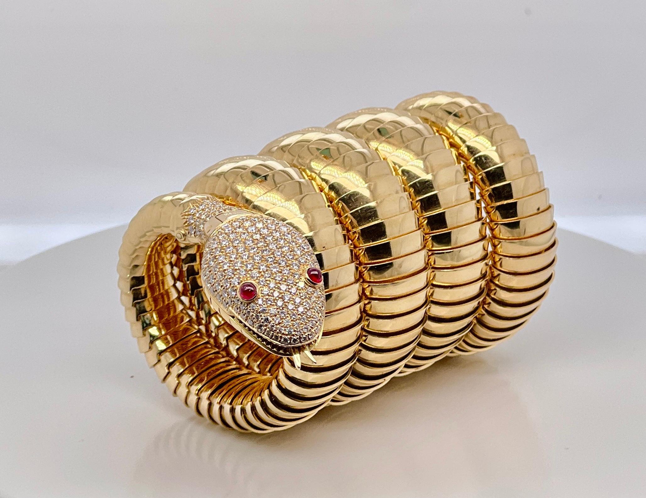 Bracciale Bulgari Extraordinary Serpenti Tubogas in oro giallo 18 carati, questo bellissimo bracciale è montato sulla testa e sulla coda con diamanti rotondi taglio brillante, accentati sugli occhi con rubini taglio cabochon, la testa si apre per