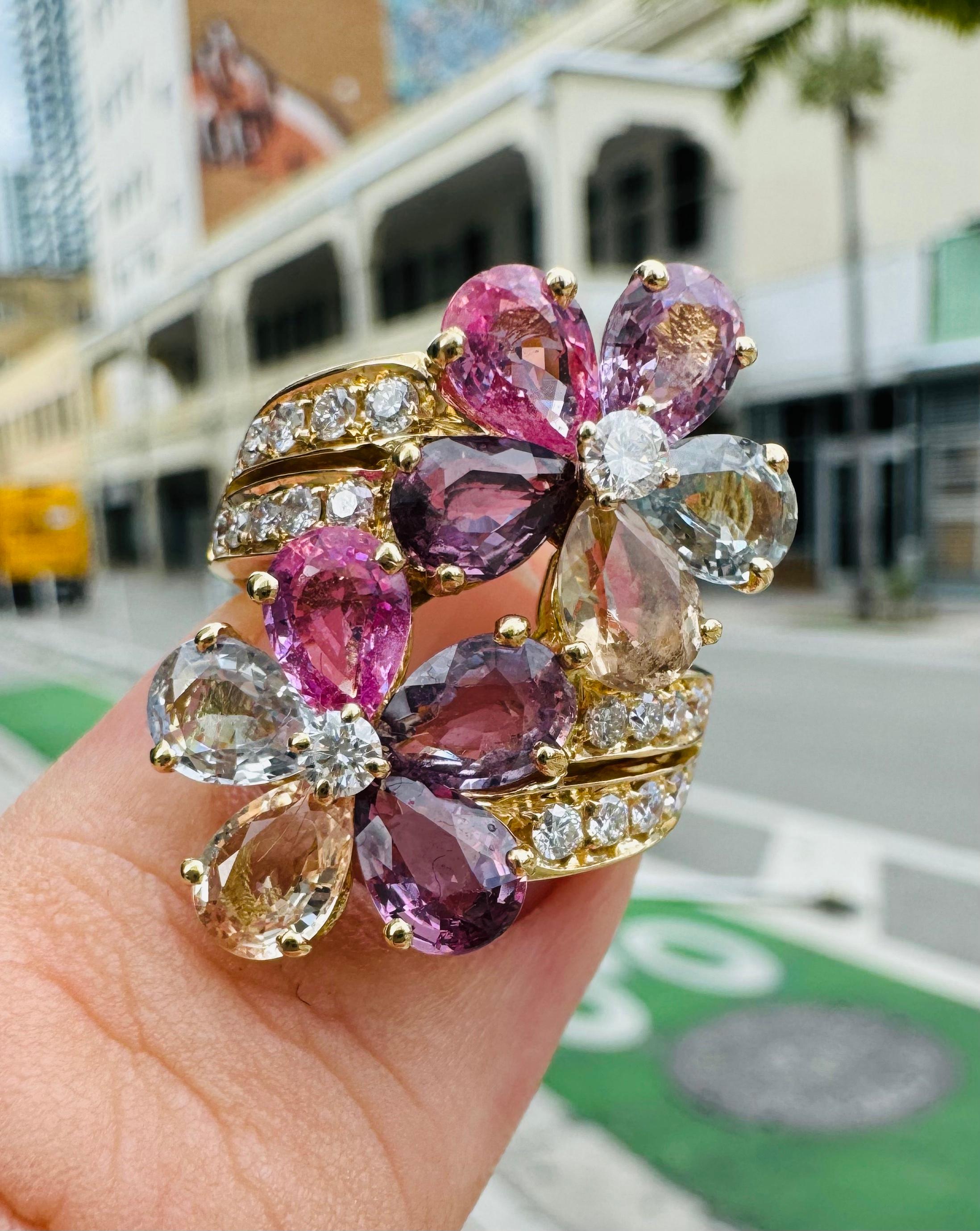 Taille poire Bulgari, bague cocktail fleur en or jaune 18 carats, saphirs de couleur fantaisie et diamants