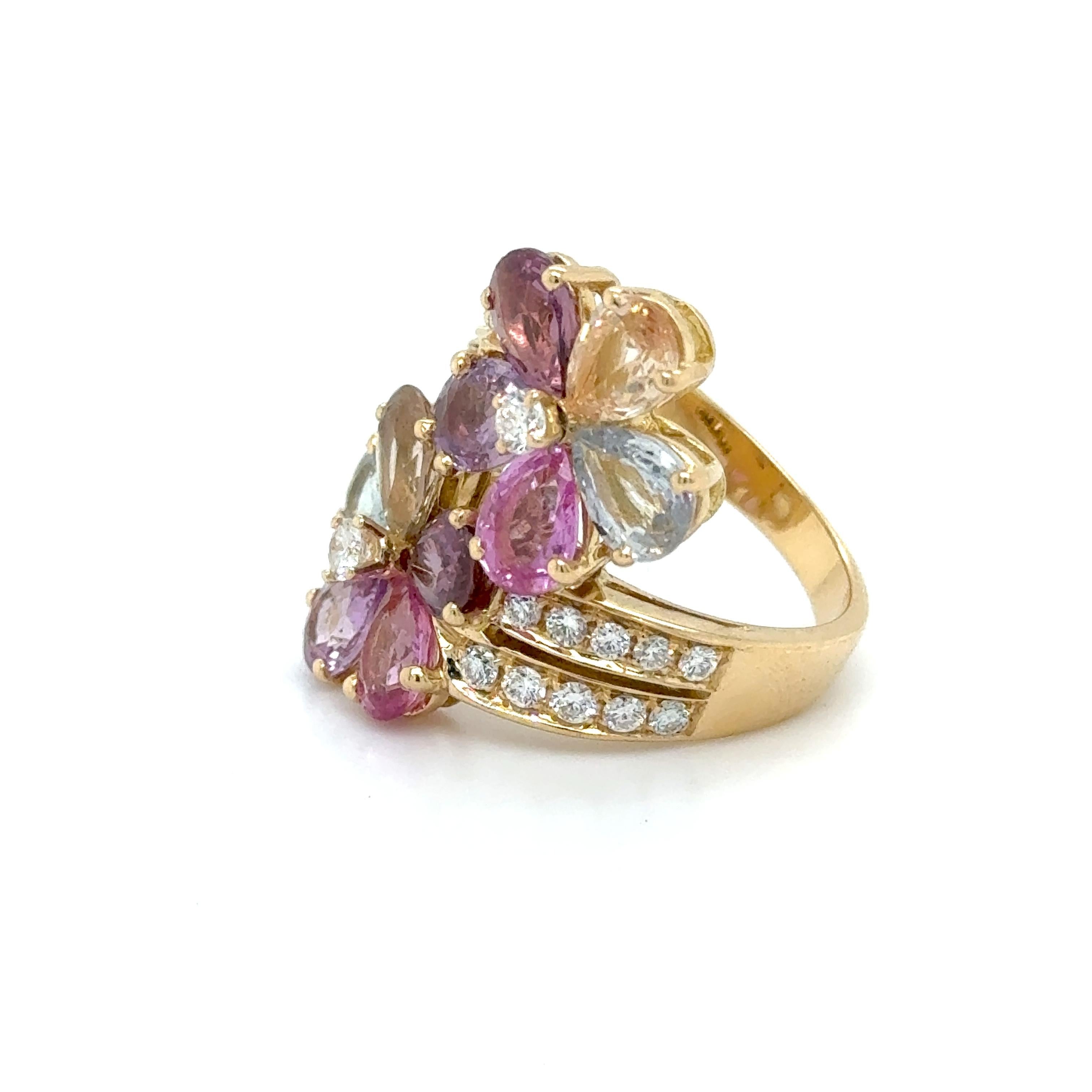  Bulgari, bague cocktail fleur en or jaune 18 carats, saphirs de couleur fantaisie et diamants Unisexe 