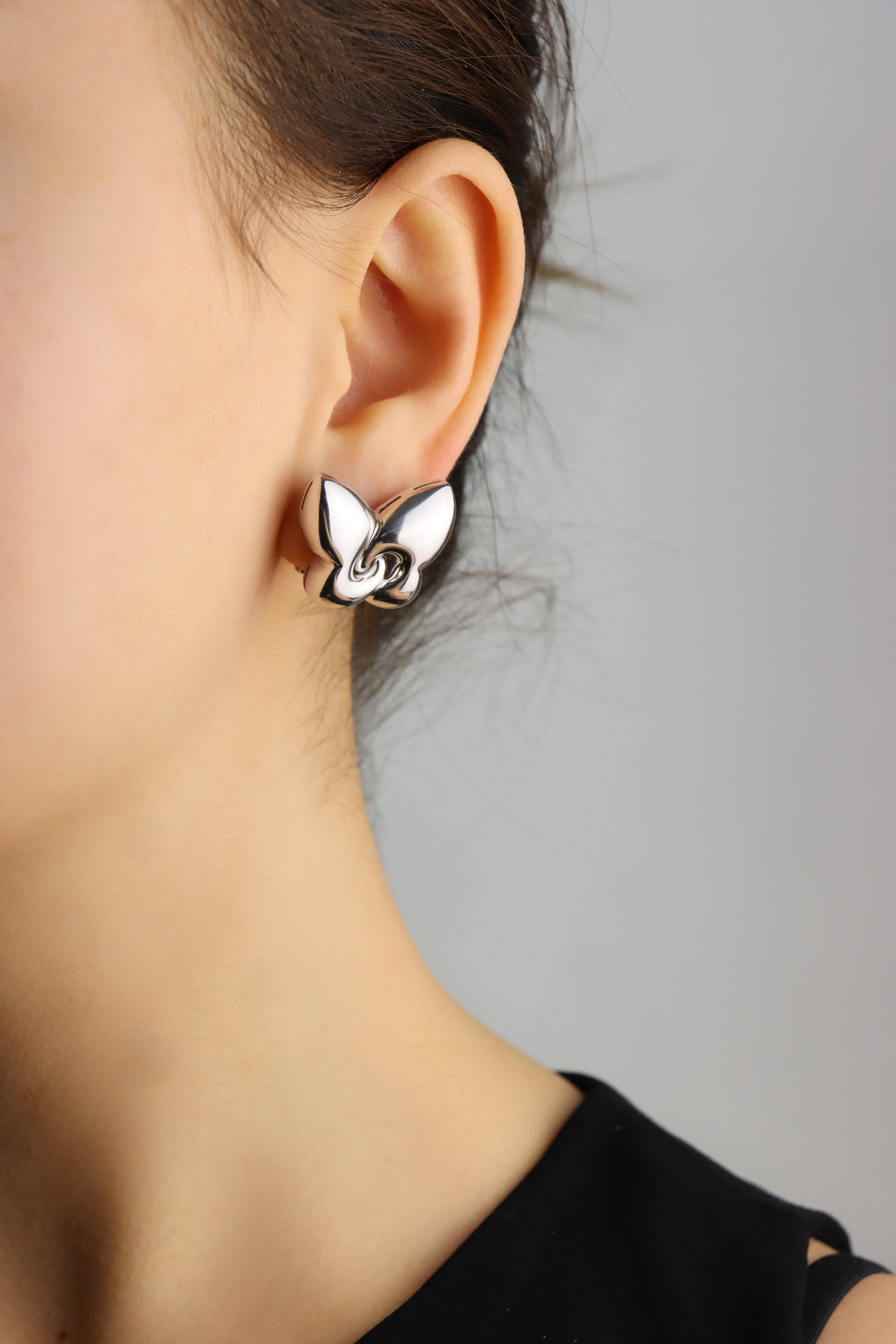 Bulgari Farfalle 18K White Gold Butterfly Earring

Marked:
750
BVLGARI 

Approximate Dimensions:
2 cm (Length) 
2.5 cm (Width)
19.7 grams in weight.