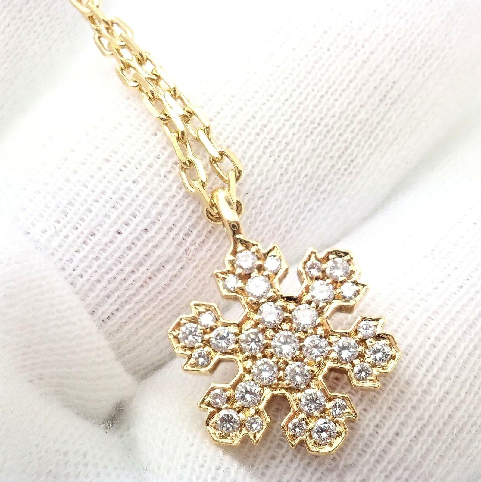 Bulgari Fiocco di Neve Snowflake Diamond Yellow Gold Pendant Necklace In Excellent Condition In Holland, PA