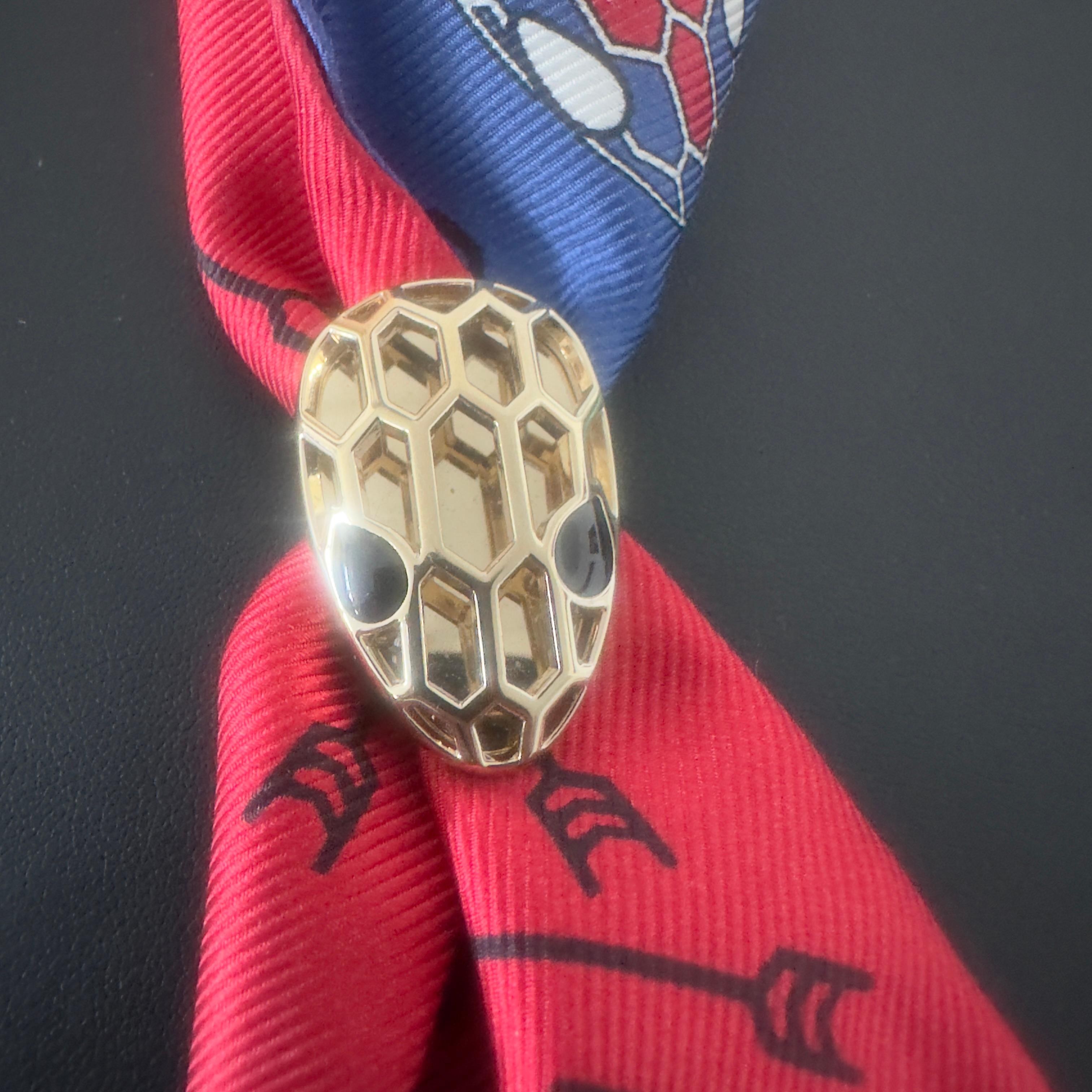 Ein kleines Accessoire, ein großes Symbol für Stil.
Dieser Schal von Bvlgari verbindet die zeitlose Eleganz italienischer Seide mit einem verspielten, grafischen Druck, der vom Thema Liebe und der ikonischen Schlange 