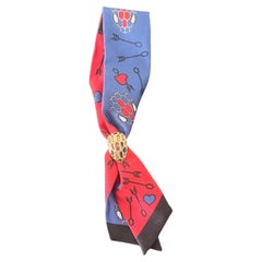 Foulard en soie "Serpenti Cupid" de Bulgari avec bague en or emblématique Made in Italy