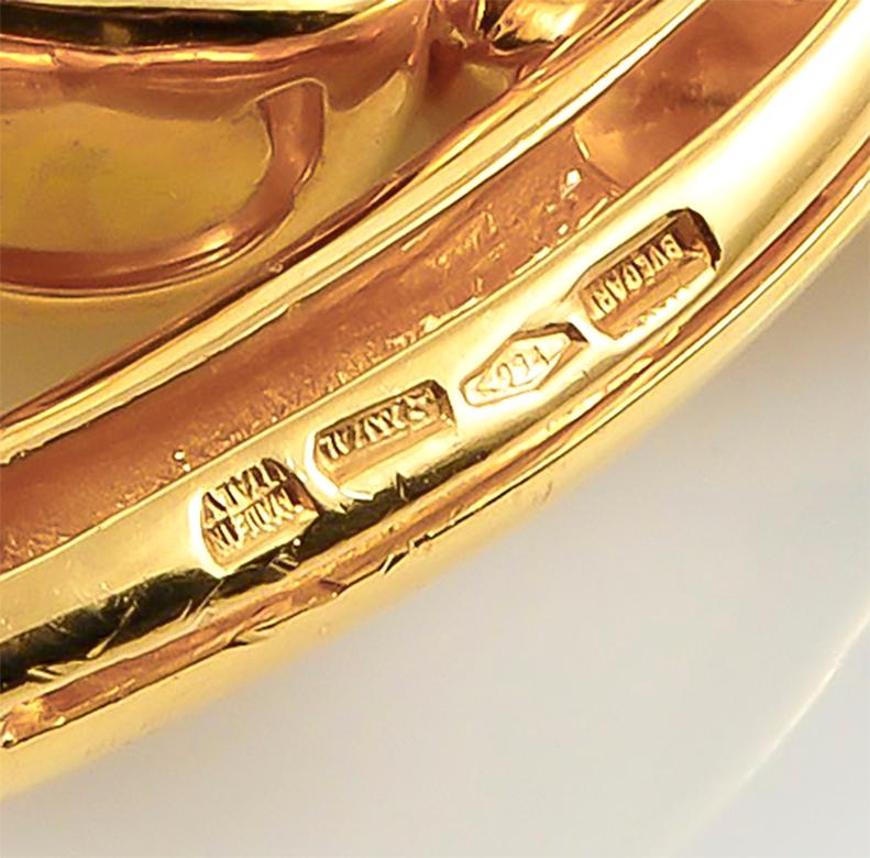 Eine Brosche aus 18k Gelbgold, signiert Bulgari. Abmessungen ca. 48 mm x 48 mm, hergestellt in Italien.

