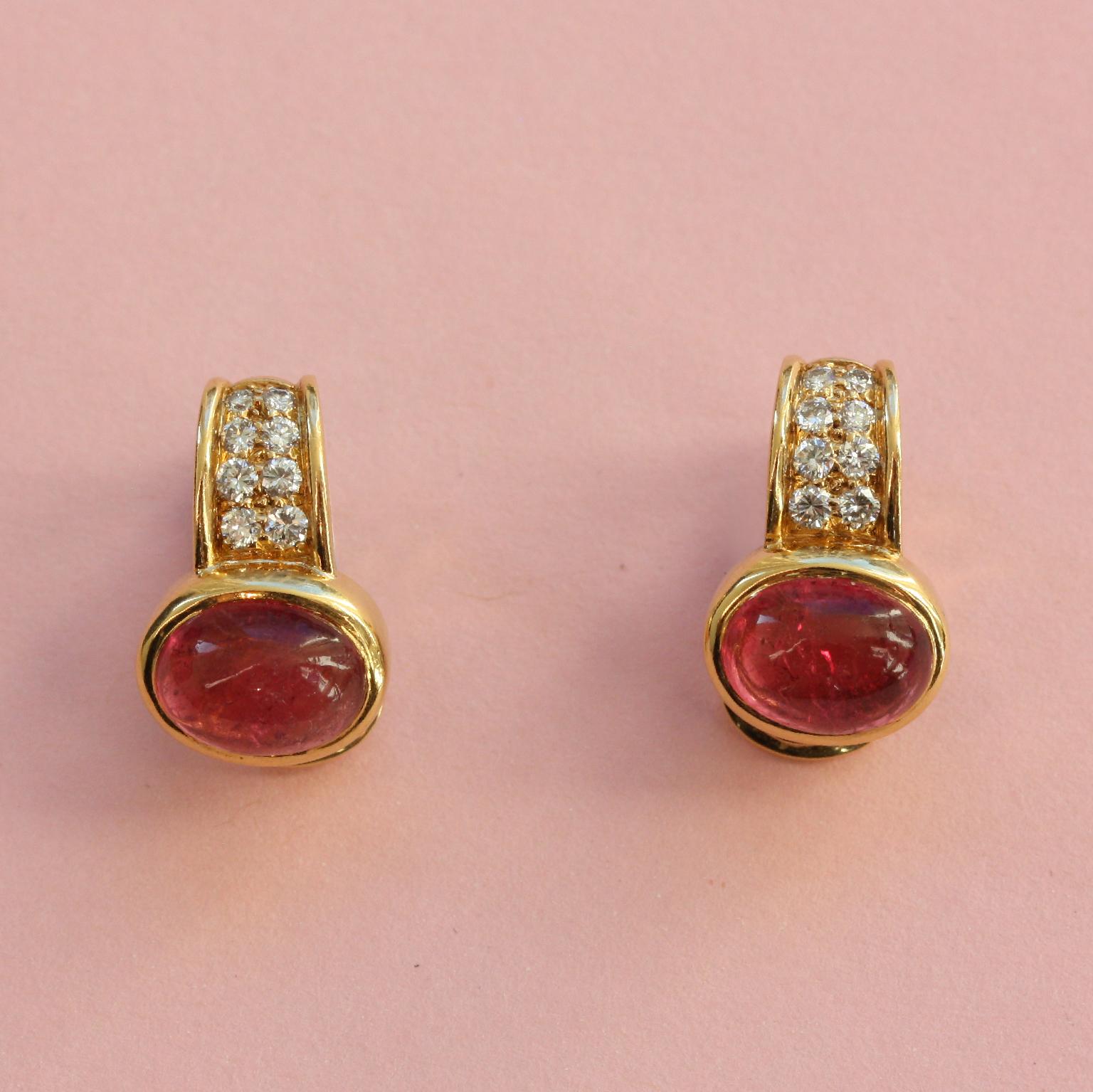 A pair of 20 carat gold ear clips each set with an oval cabochon cut pink tourmaline set sideways under a row of eight brilliant cut diamonds (app. 0.12 carats), signed: Bulgari, Italy, circa 1980s.

weight: 9.39 gram
dimensions: 16 x 10