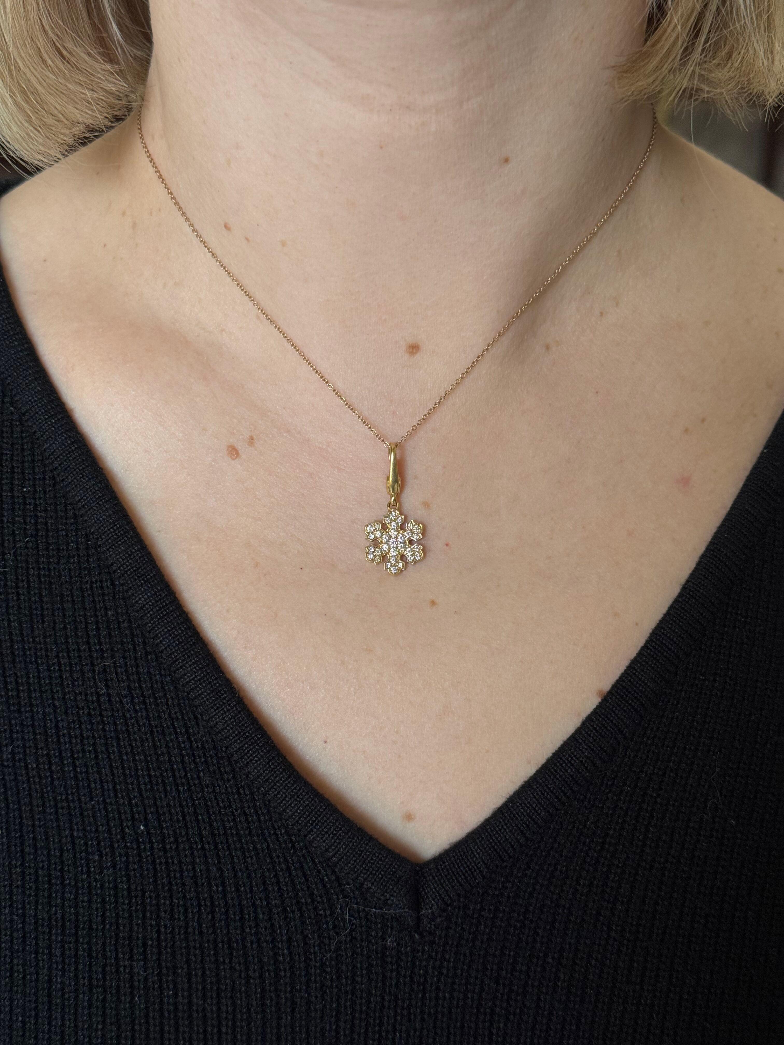 Ein Schneeflocken-Anhänger aus 18 Karat Gelbgold von Bvlgari, der an einer klassischen Kette von Tiffany & Co hängt.  Mit ca. 0,30ctw G/VS Diamanten. Halskette ist 16