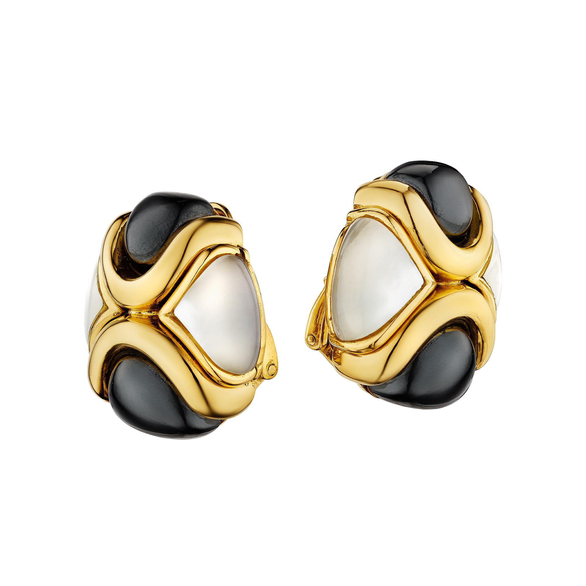 Bulgari icónico.  Estos clásicos pendientes de clip Bulgari de oro amarillo de 18 quilates, hematites y nácar son a la vez coleccionables y ponibles 24 horas al día, 7 días a la semana. Firmado Bulgari. con el número de serie #BA777.  Alrededor del