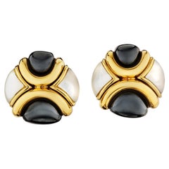 Pendientes de clip Bulgari de oro con hematites y madreperla