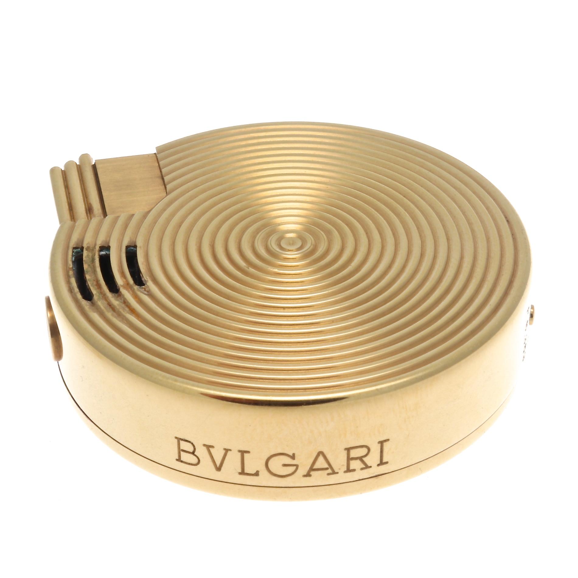 Eine hypnotische Kreation von Bulgari. Ein weiteres einzigartiges Design:: das der Kollektion hinzugefügt werden kann. Entworfen in 18 Karat Gold. Signiert Bvlgari und nummeriert.