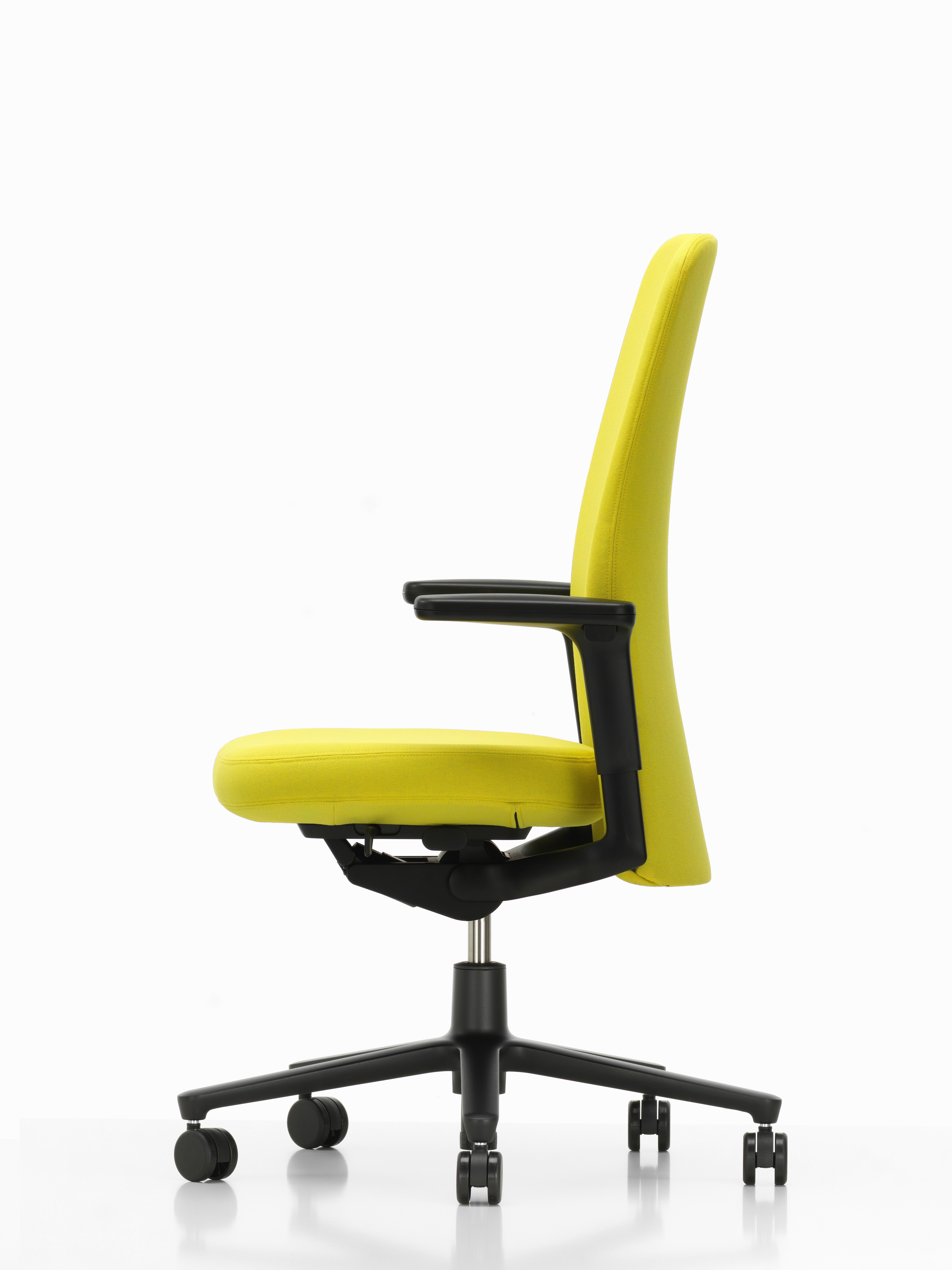 The medium-height backrest provides comfortable lumbar support, even over prolonged periods of sitting and also emanates linear simplicity. The back extends so far down that no mechanical components are visible from behind. This makes for a serene