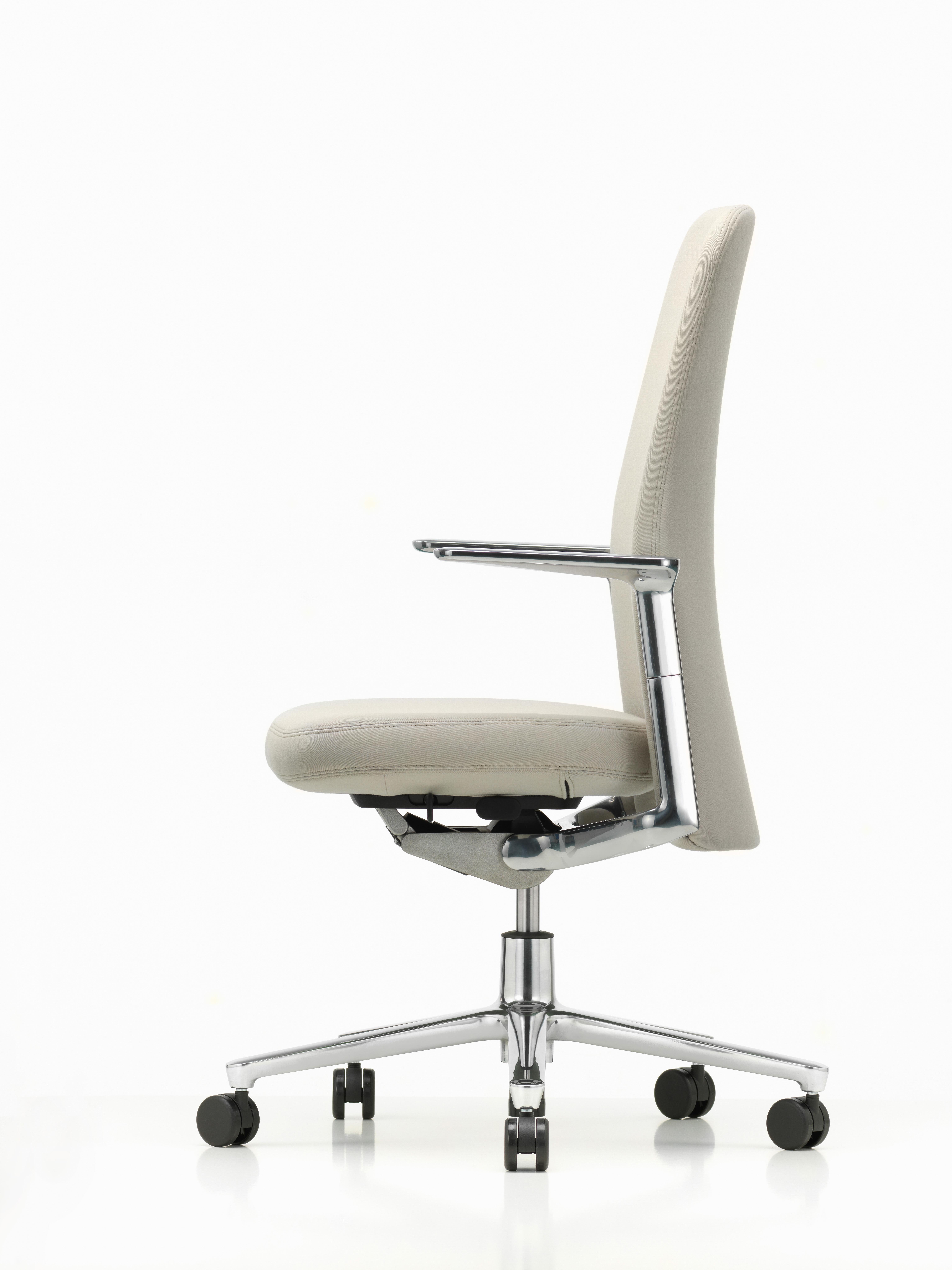 The medium-height backrest provides comfortable lumbar support, even over prolonged periods of sitting and also emanates linear simplicity. The back extends so far down that no mechanical components are visible from behind. This makes for a serene