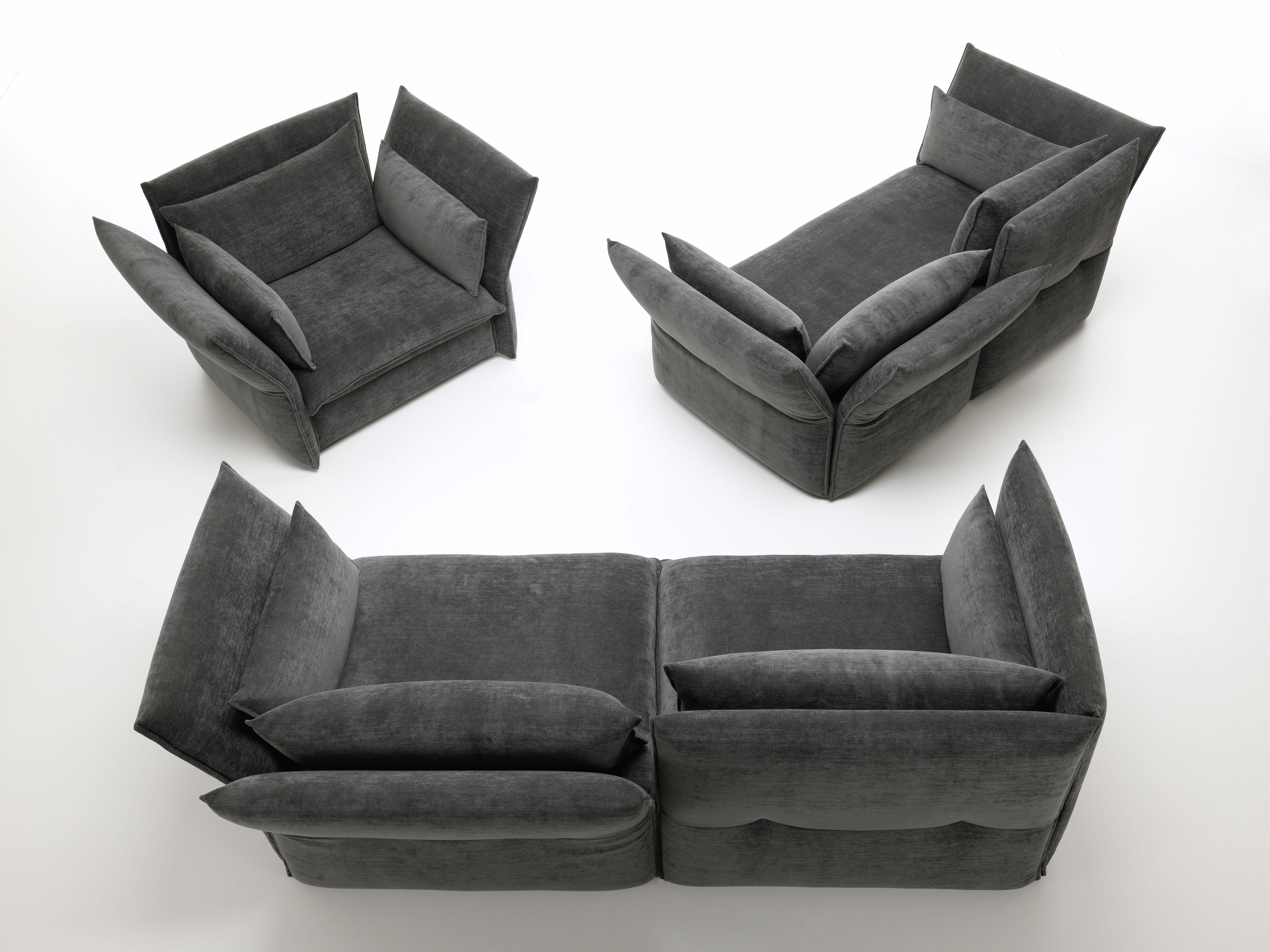 The Mariposa loveseat radiates spacious cosines and yet has an understated feel due to its well-balanced proportions. Its pleasantly soft upholstery provides extraordinary comfort: the user sinks into its sea of cushions with not a hard surface to