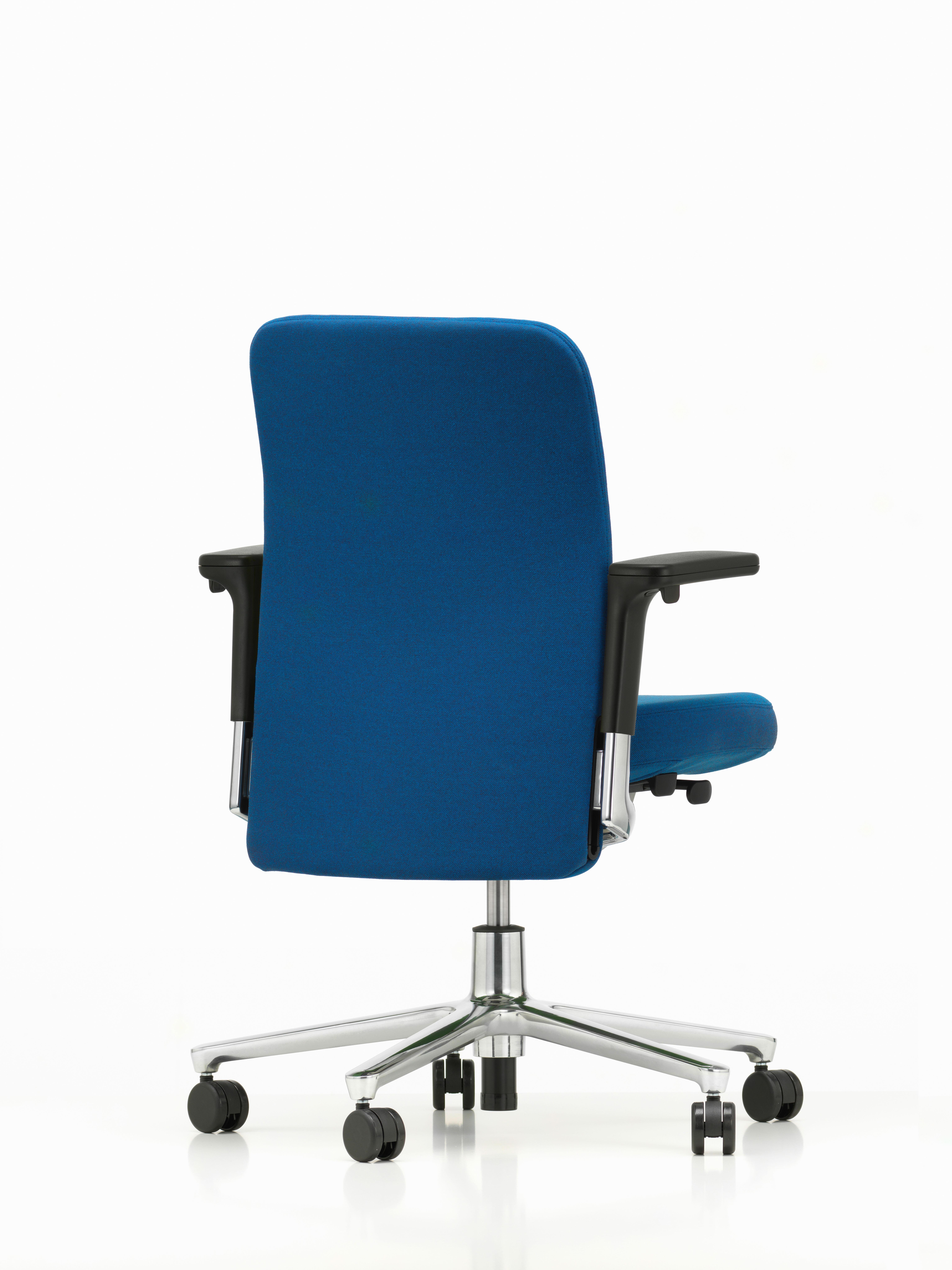 When equipped with a low backrest and adjustable neck cushion, the Pacific chair offers additional support in the upper spine. Its understated design has a distinguished aura and is therefore perfectly adapted to office environments with a