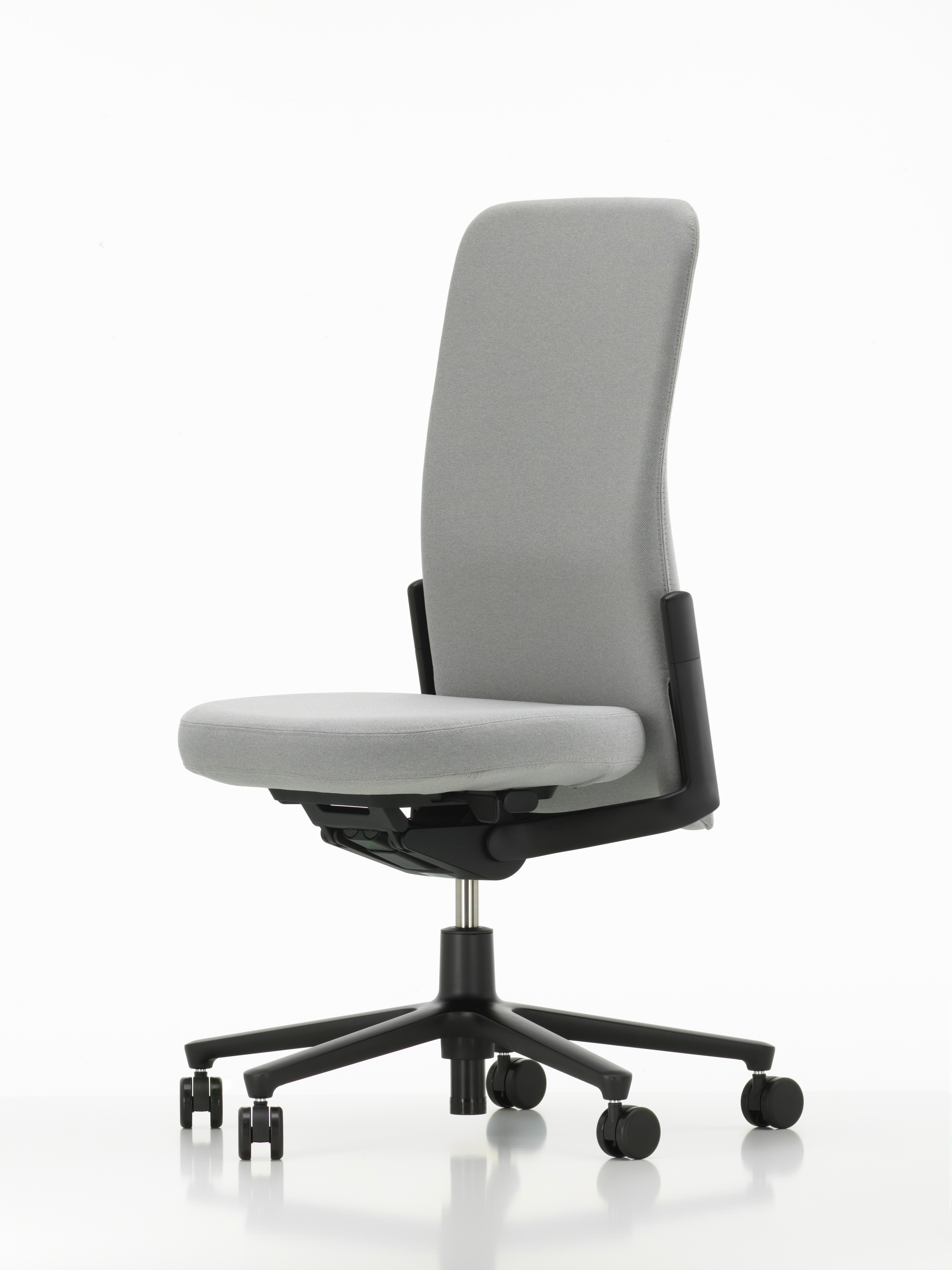 When equipped with a high backrest and adjustable neck cushion, the Pacific chair offers additional support in the upper spine. Its understated design has a distinguished aura and is therefore perfectly adapted to office environments with a